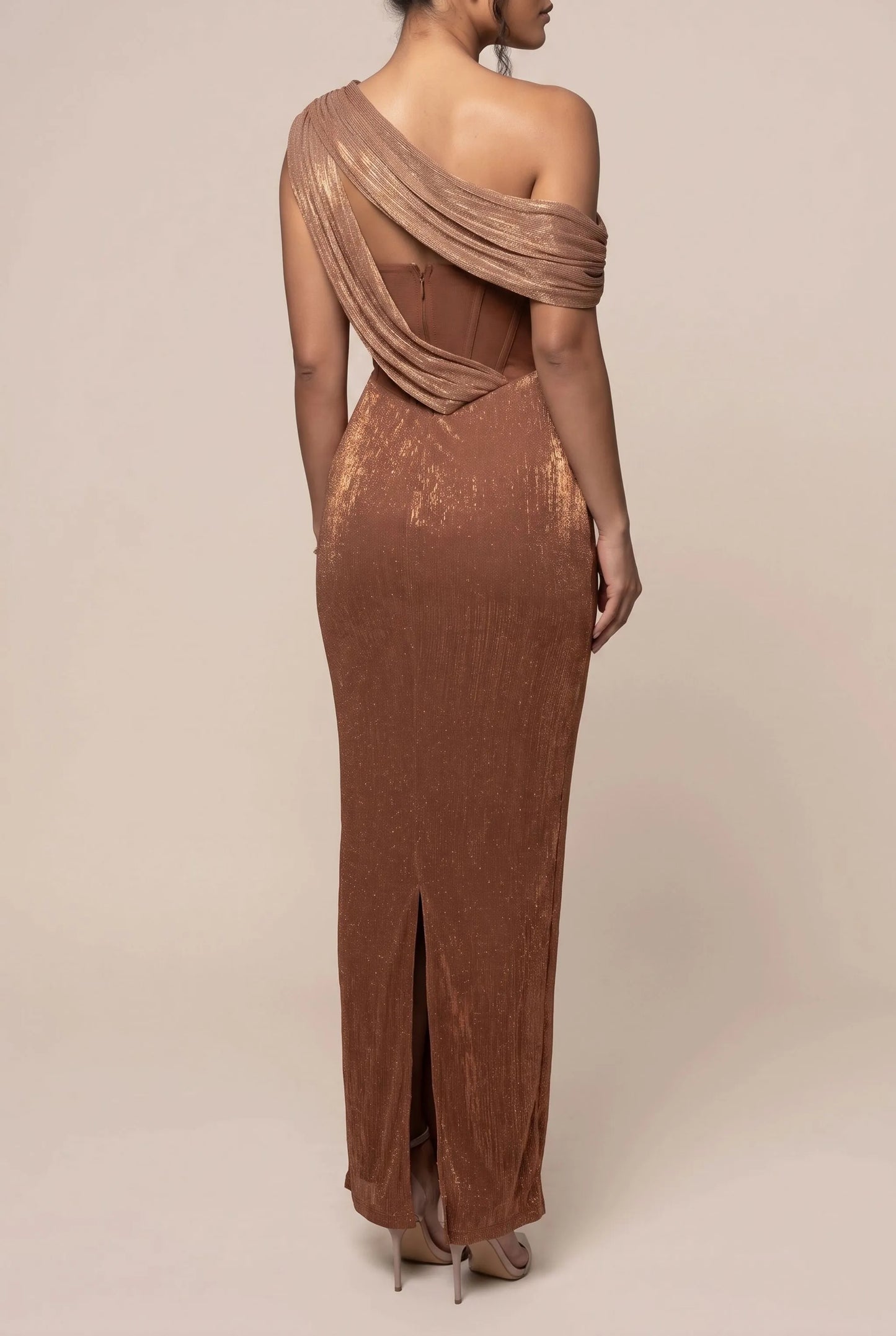 Aesthel | Asymmetrisches Abendkleid Mit Markanter Schulterdrapierung