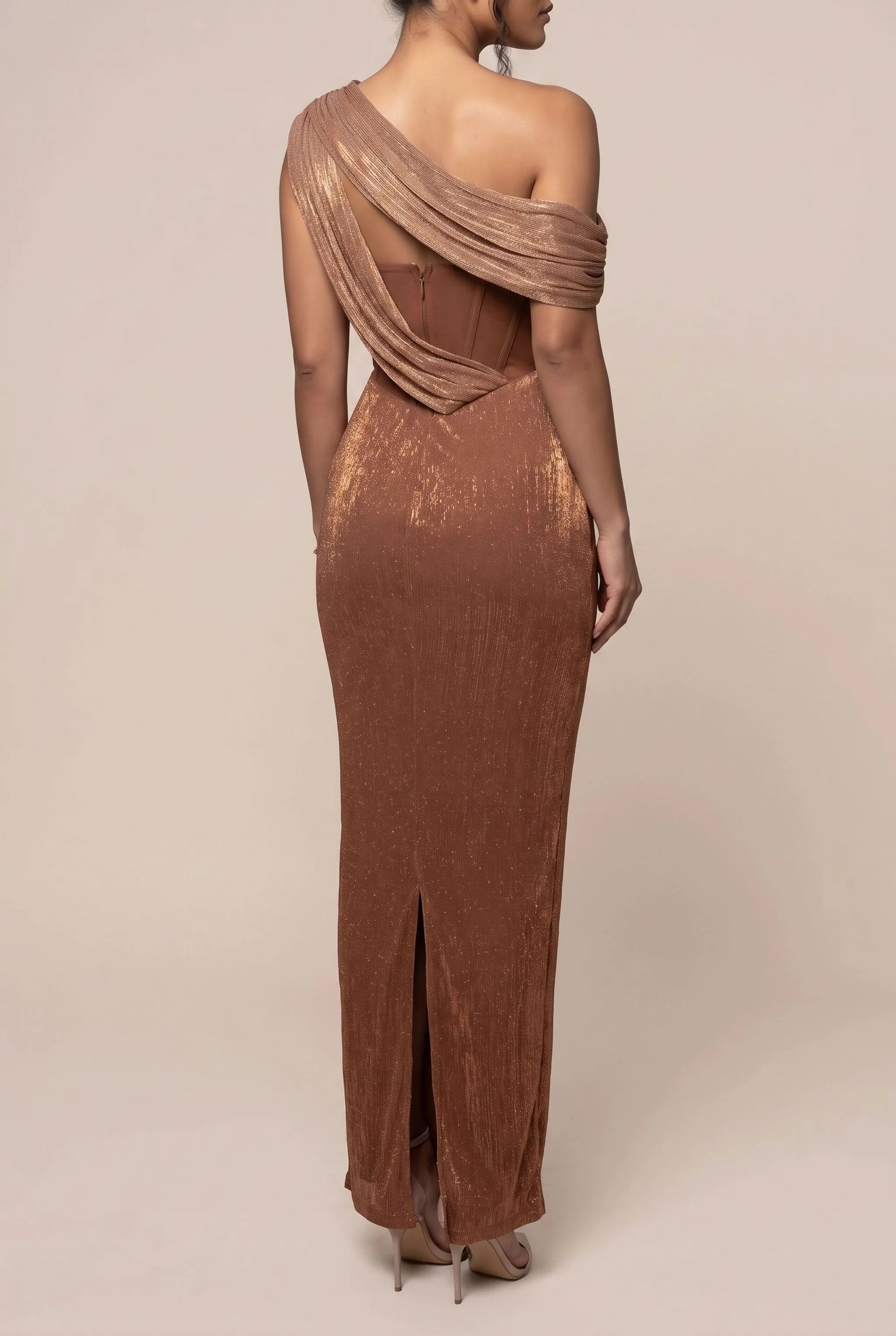 Aesthel | Asymmetrisches Abendkleid Mit Markanter Schulterdrapierung