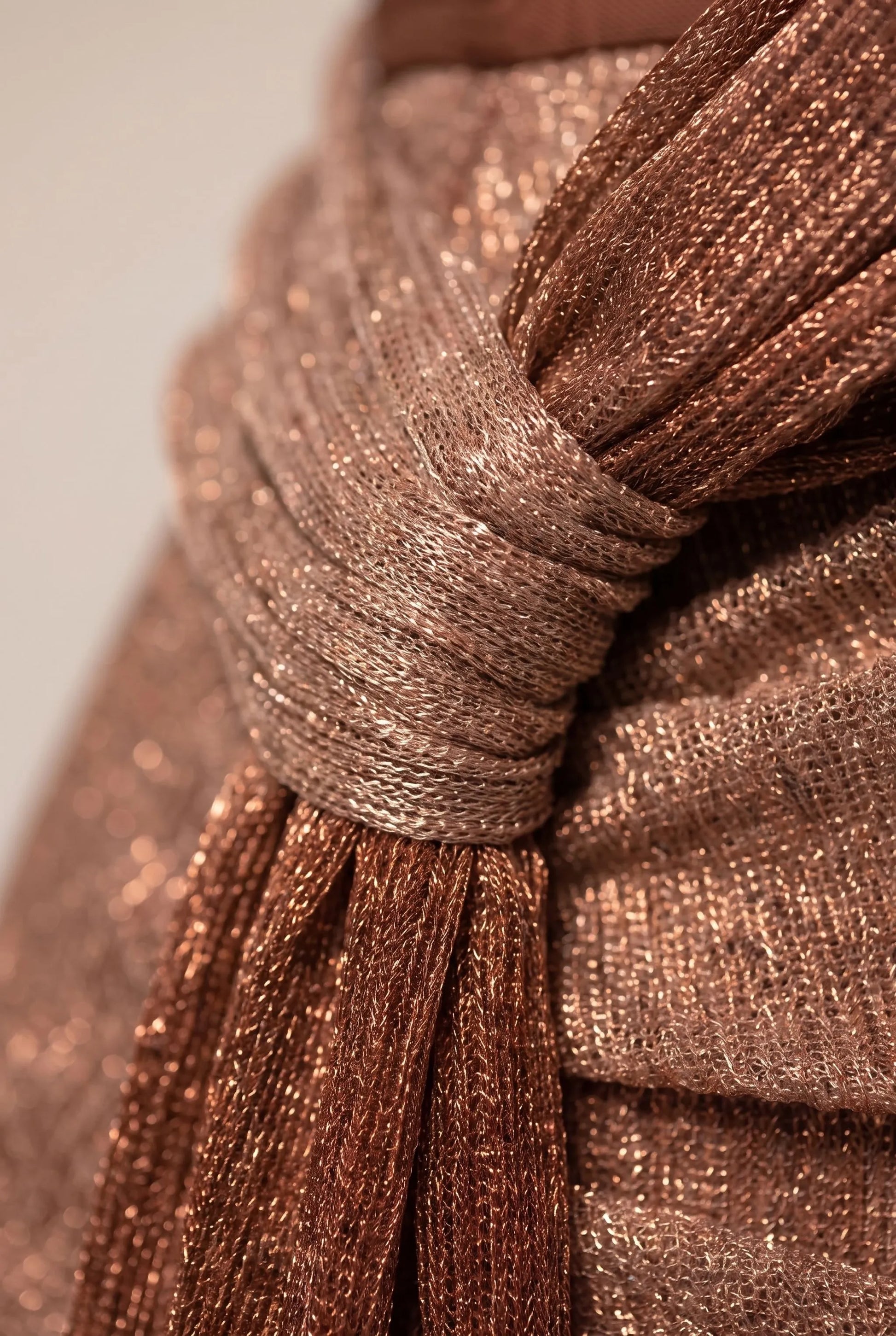 Aesthel | Asymmetrisches Abendkleid Mit Markanter Schulterdrapierung