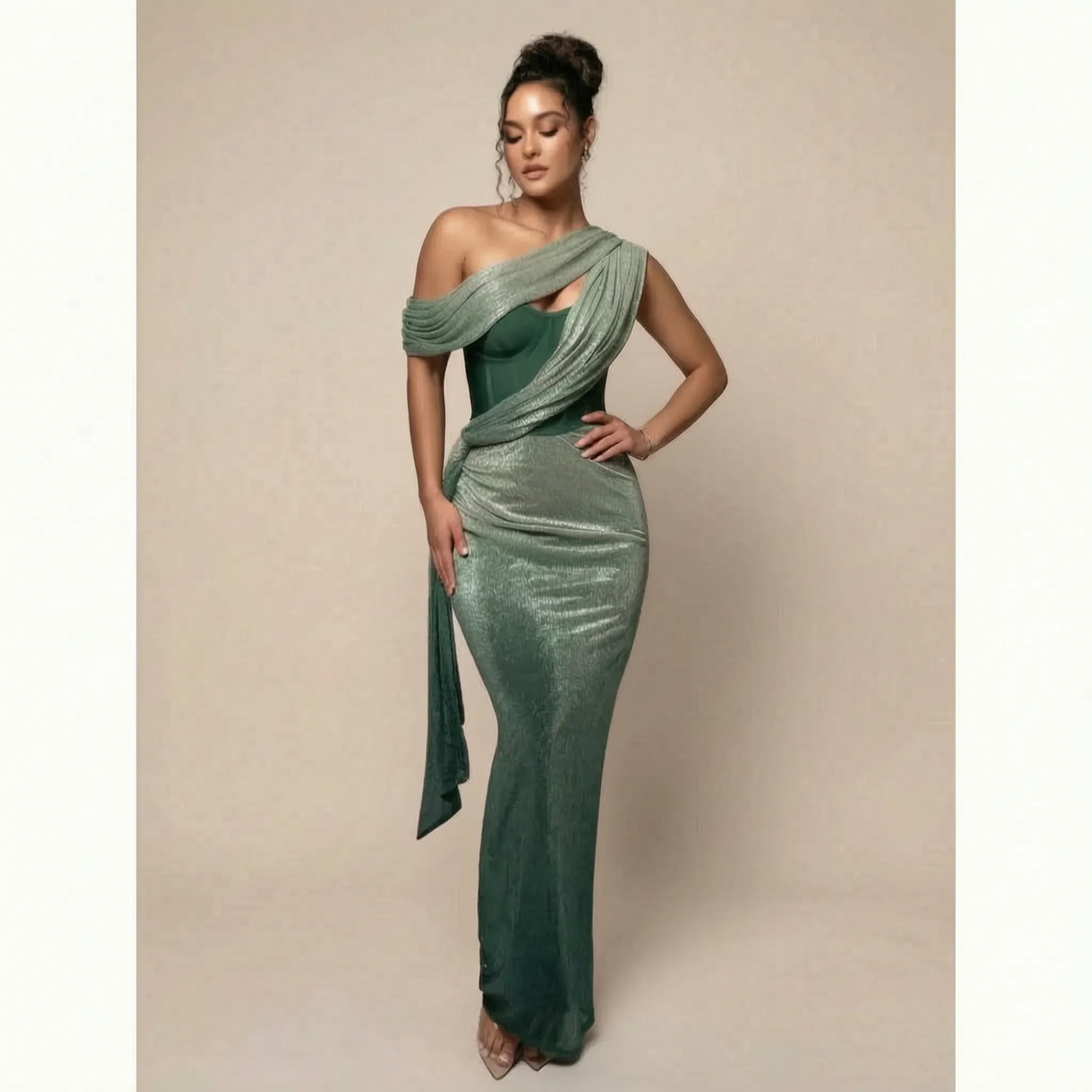 Aesthel | Asymmetrisches Abendkleid Mit Markanter Schulterdrapierung