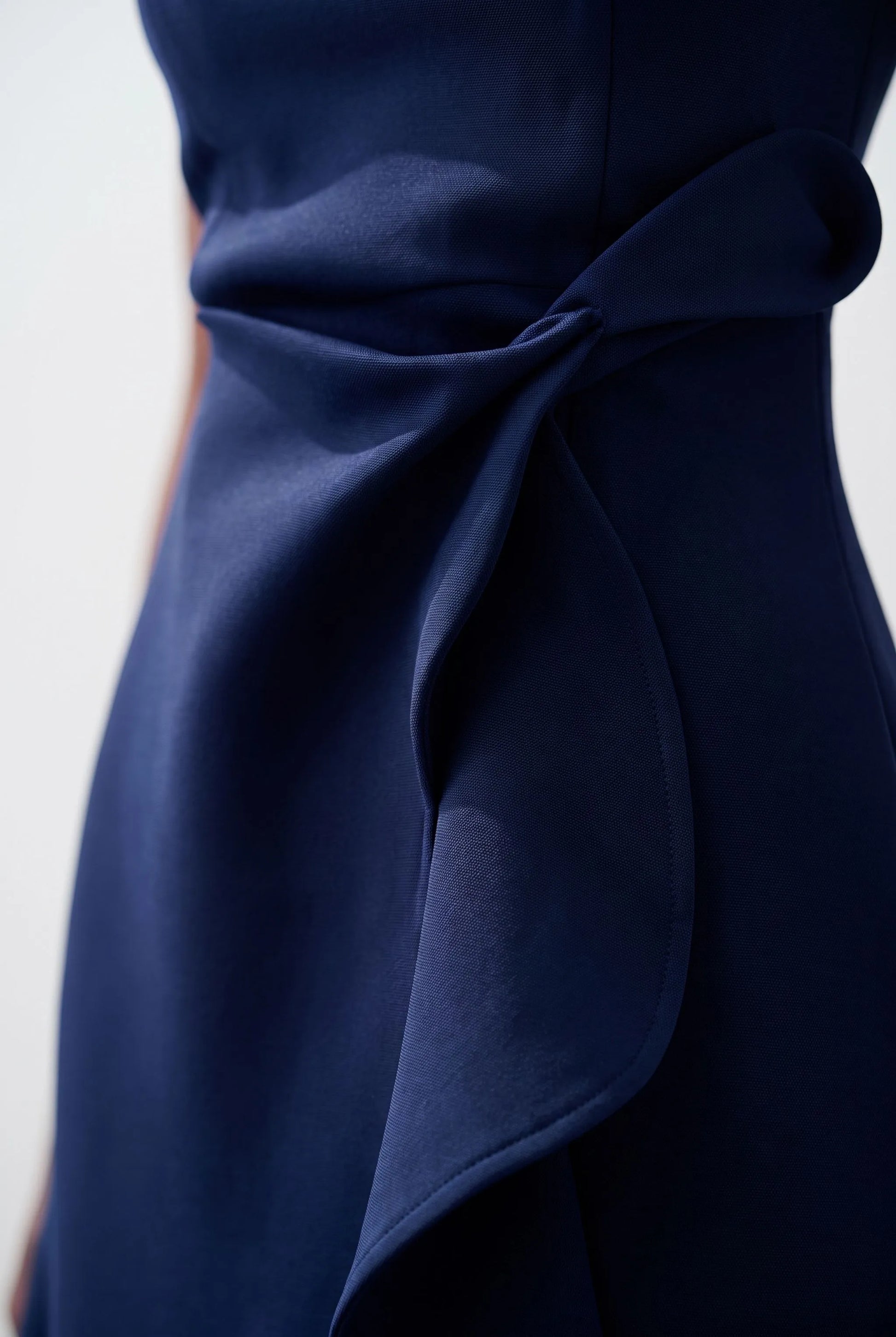 Allura | Ärmelloses Asymmetrisches Midikleid