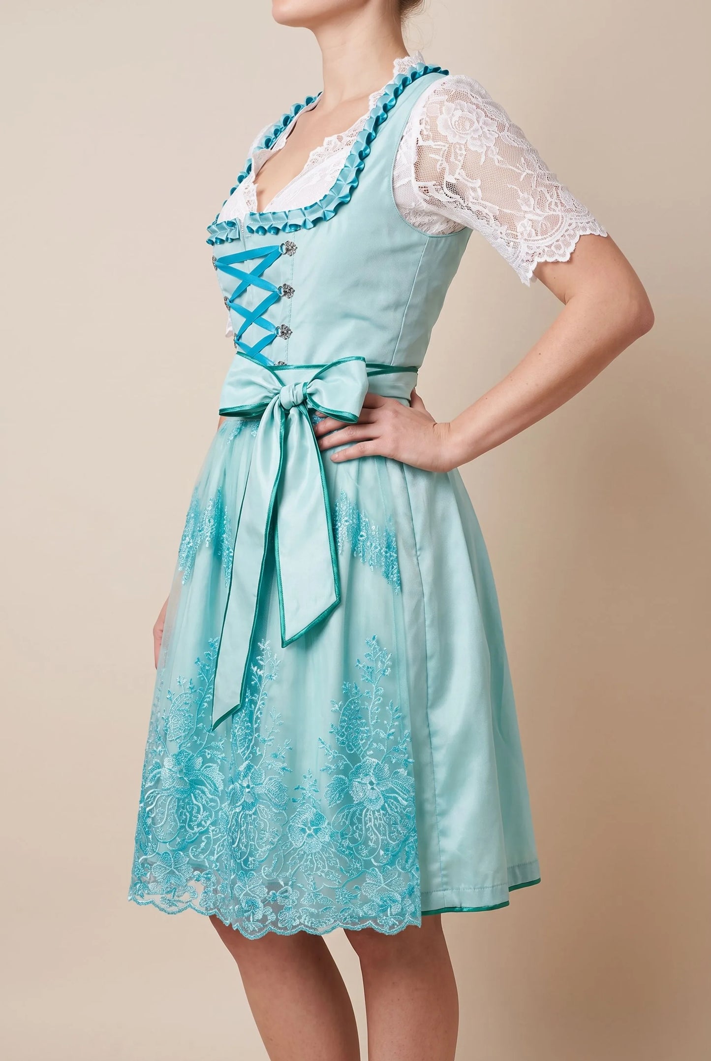 AlpineCharm | Zweiteiliges Dirndl Mit Floraler Schürze