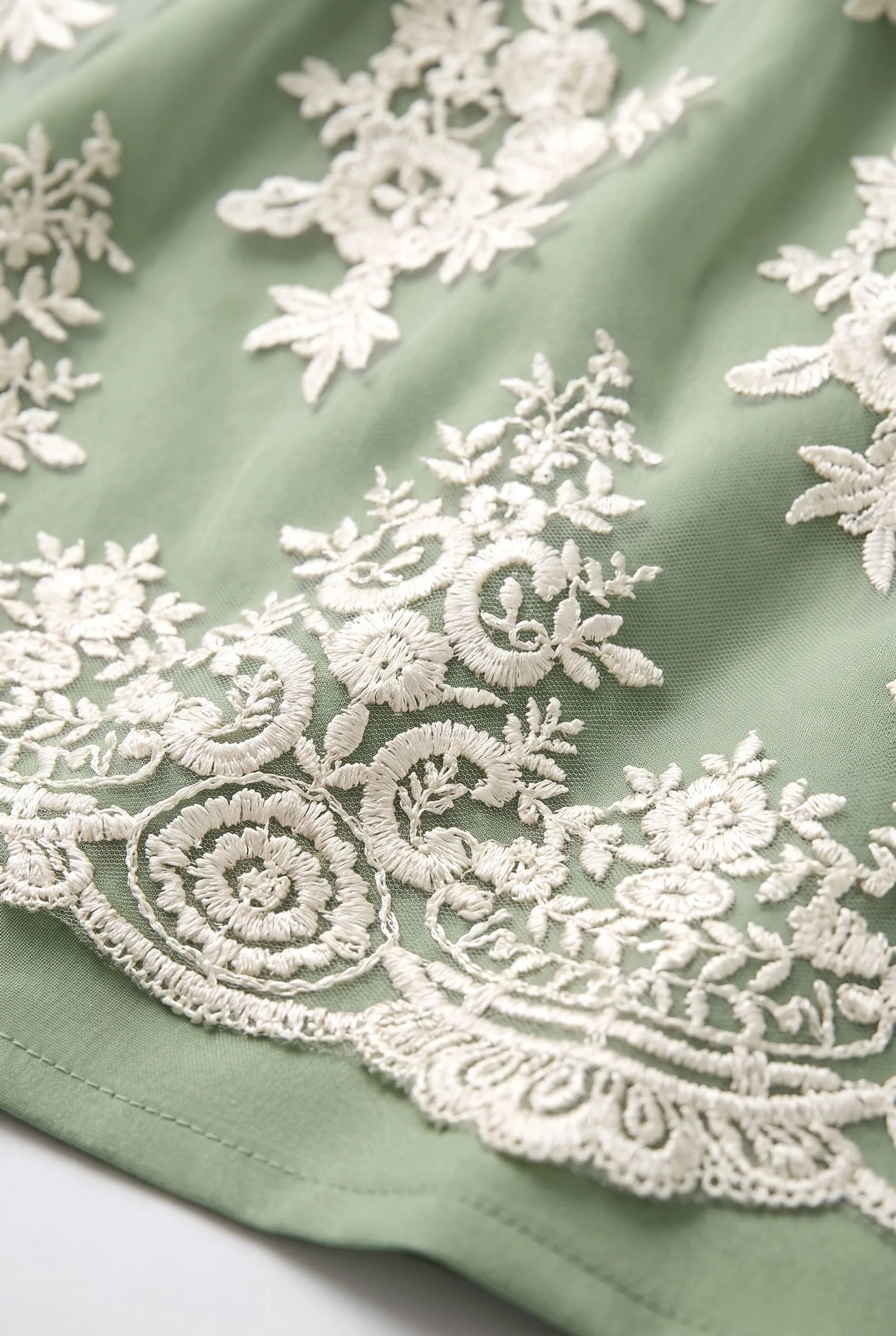 Alveria | Ärmelloses Dirndl Mit Blumenstickerei