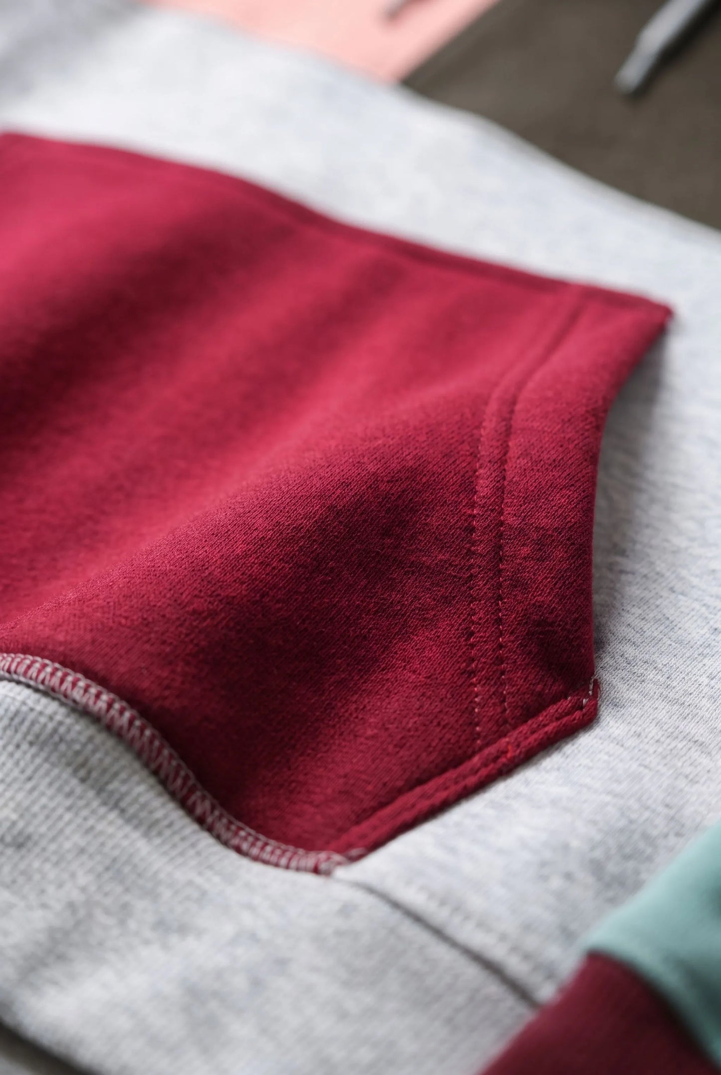 BlockVibe | Locker Geschnittener Color-Block Kapuzenpullover
