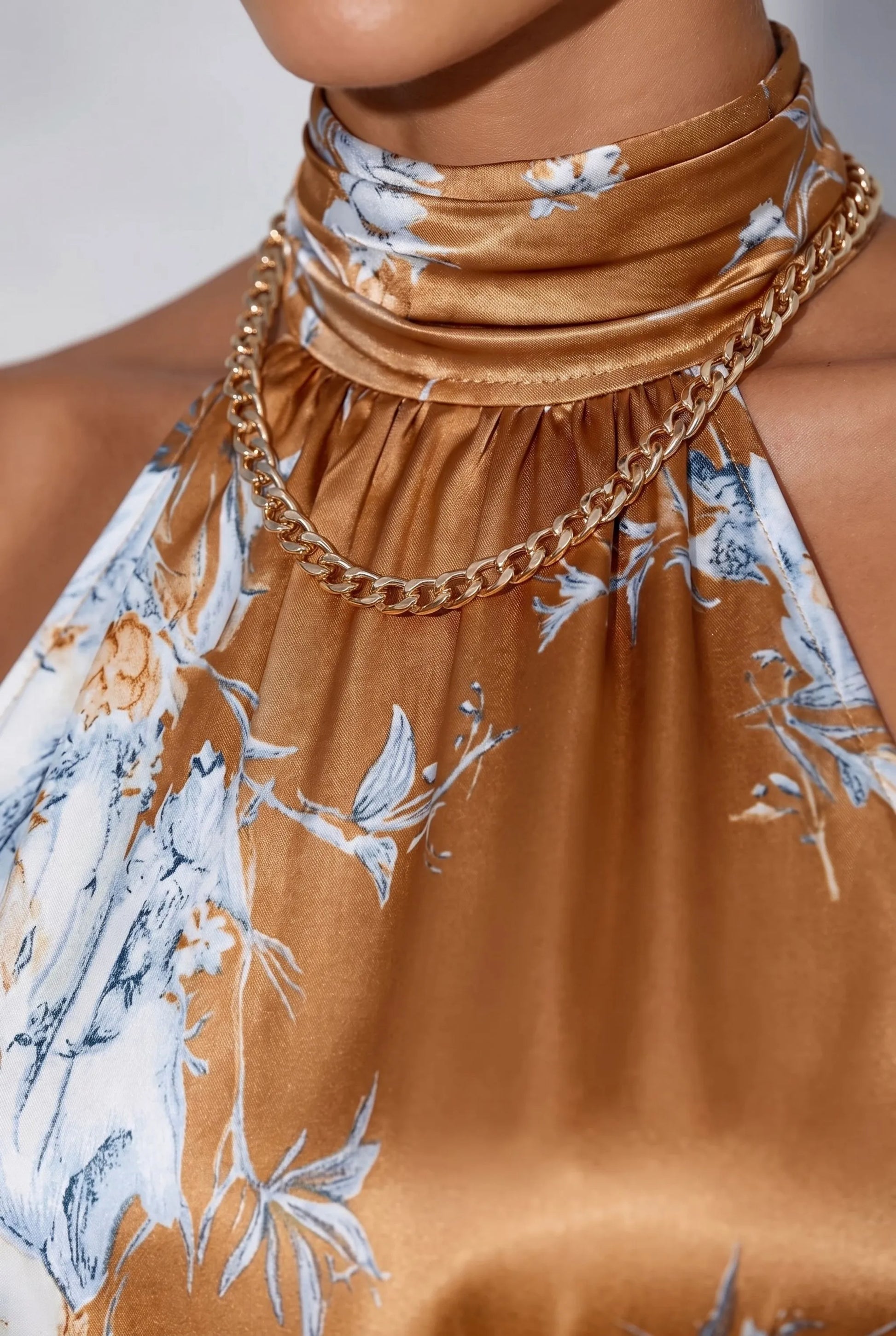 Bloomra | Figurbetontes Neckholder-Midikleid