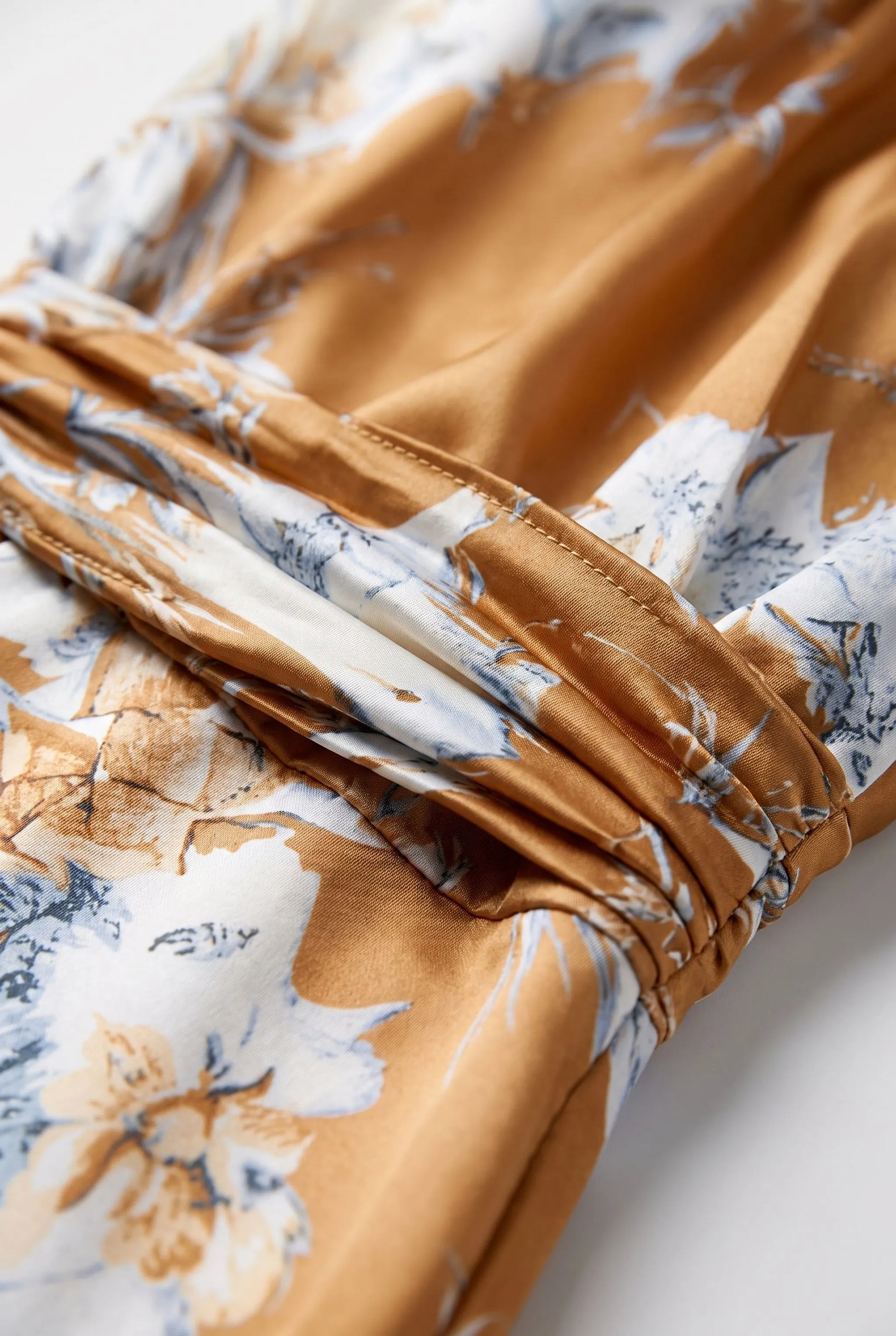 Bloomra | Figurbetontes Neckholder-Midikleid