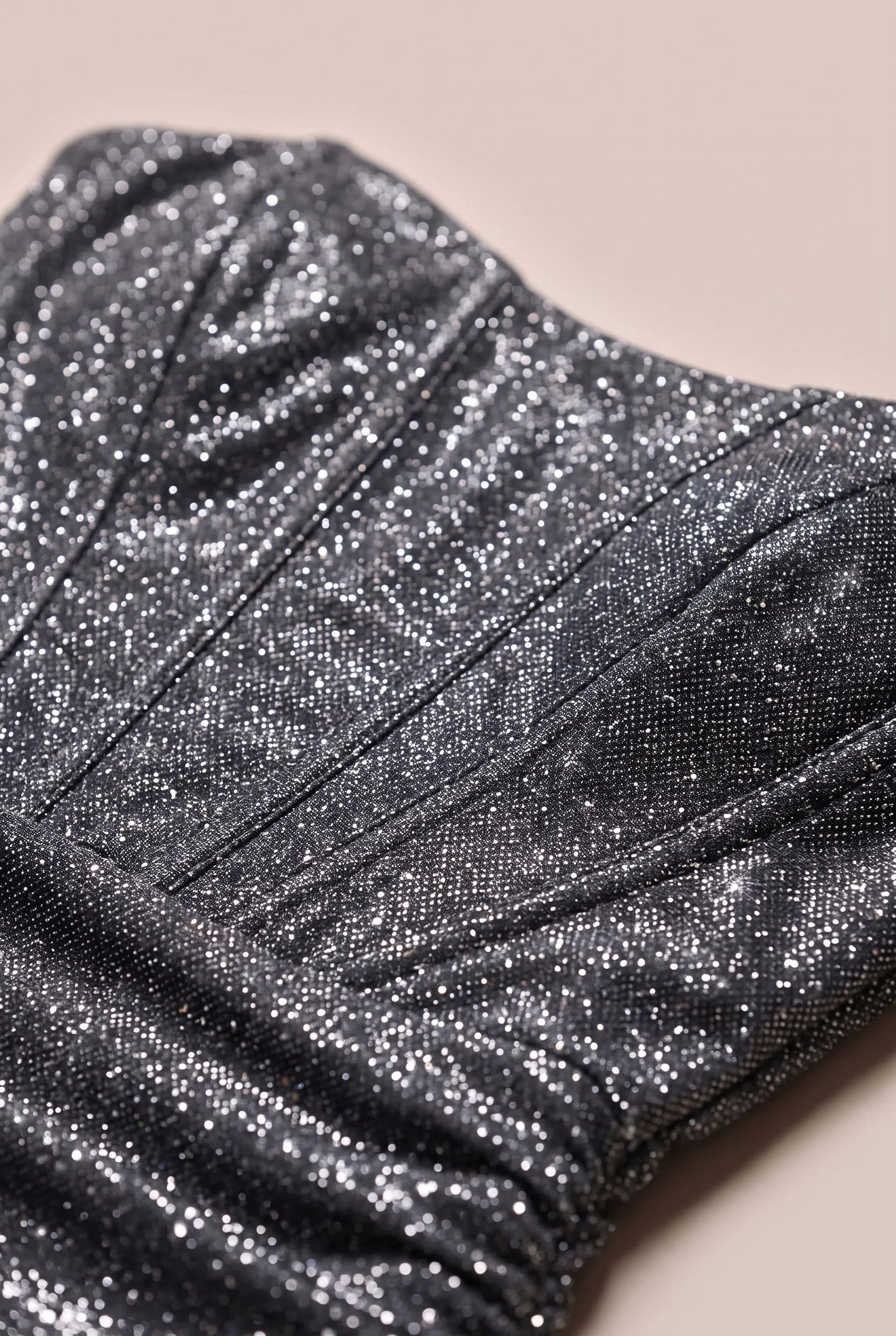 Blynta | Eng Anliegendes Glitzer Minikleid