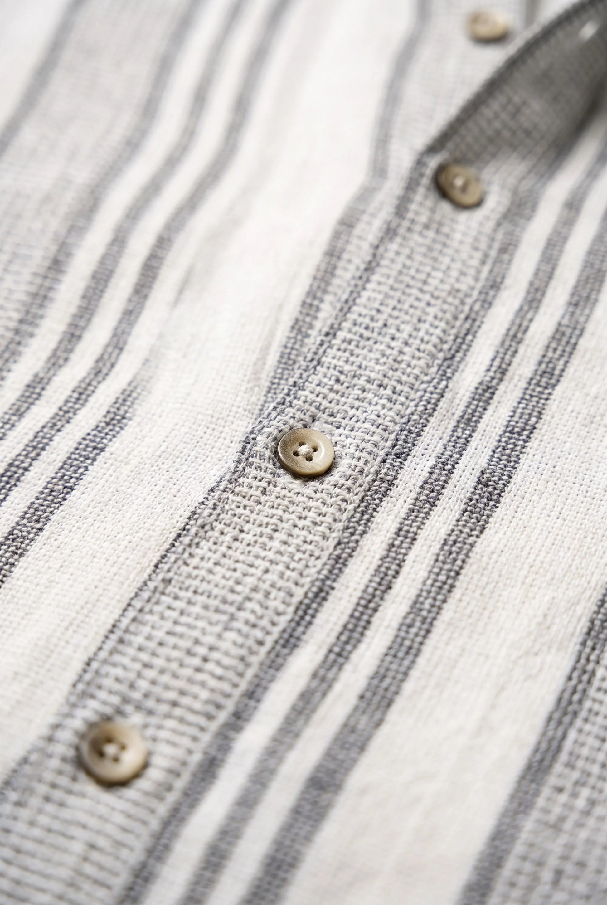 BreezeShirt | Lässiges Gestreiftes Sommerhemd