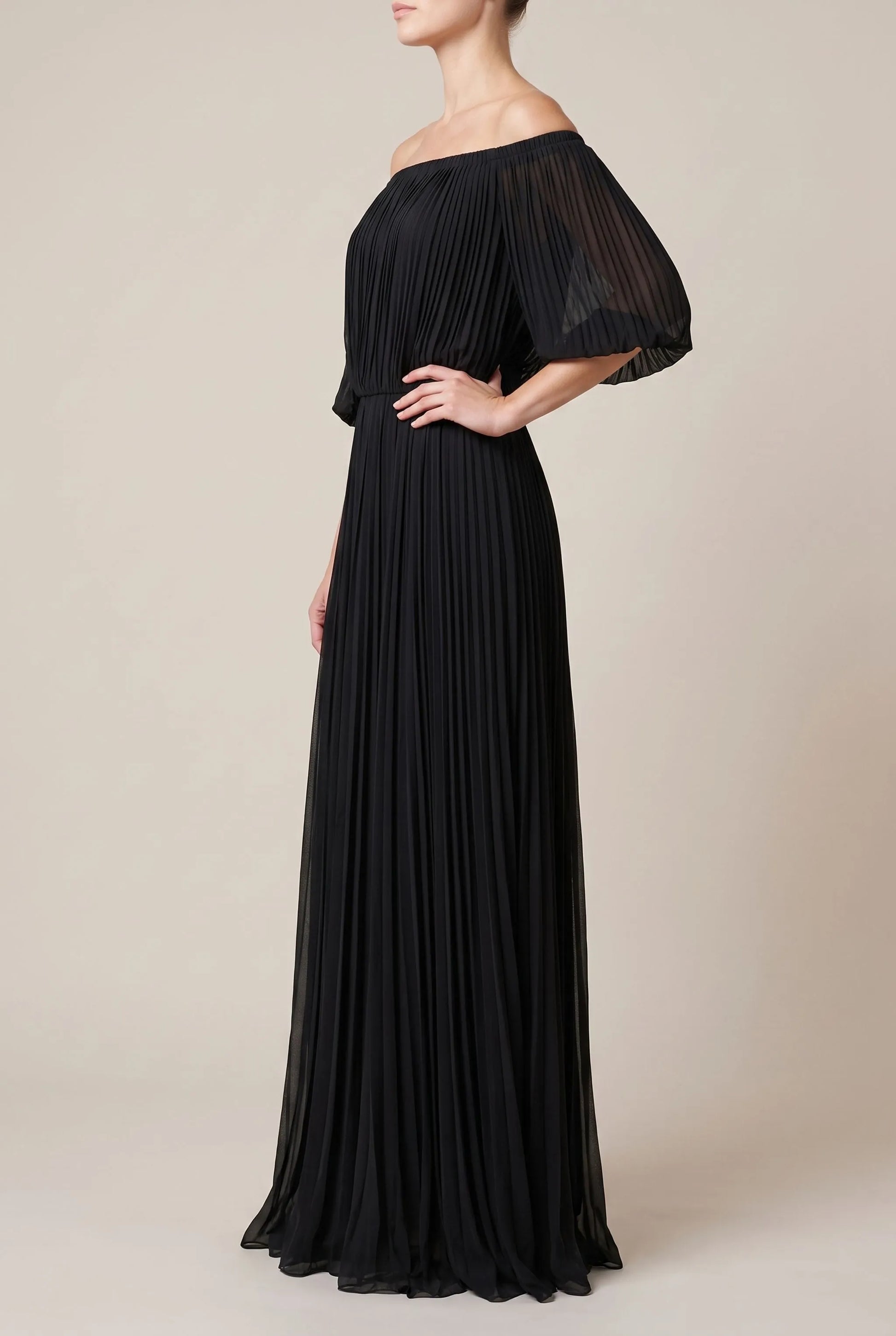 Breezelle | Elegantes Schulterfreies Maxikleid Mit Feinen Plisseefalten