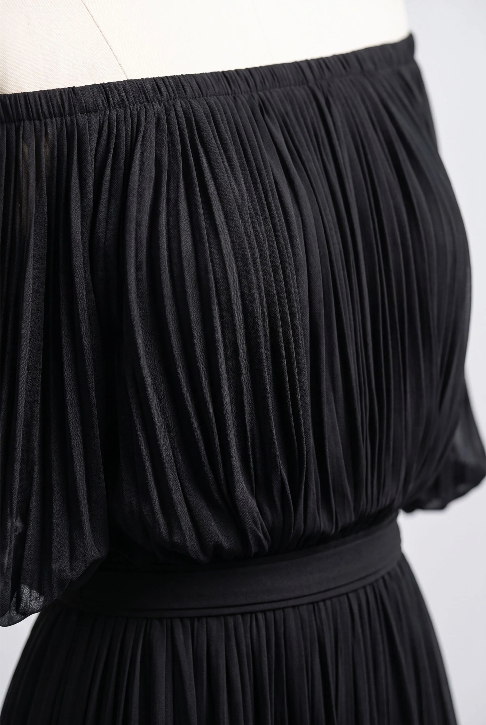 Breezelle | Elegantes Schulterfreies Maxikleid Mit Feinen Plisseefalten