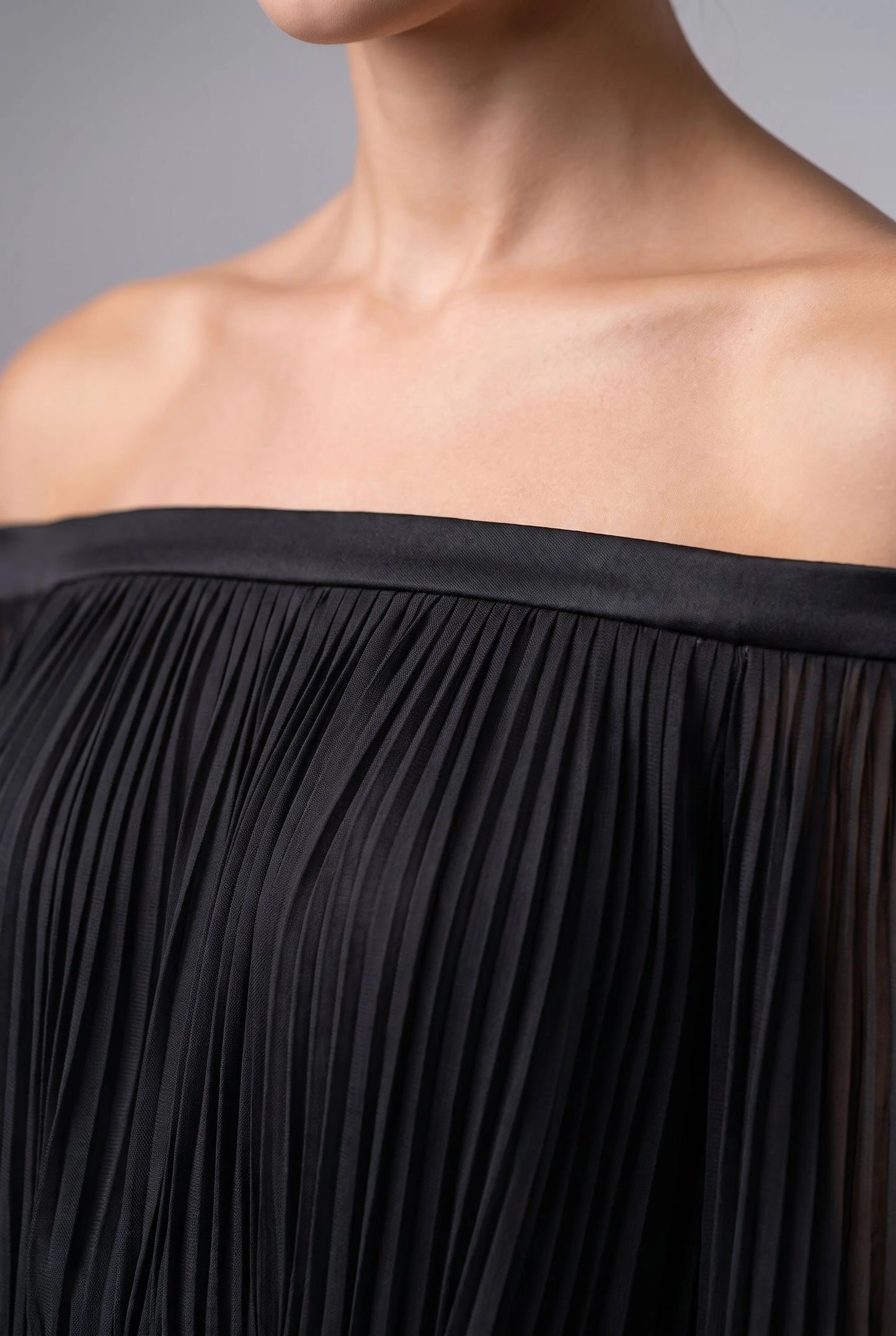 Breezelle | Elegantes Schulterfreies Maxikleid Mit Feinen Plisseefalten