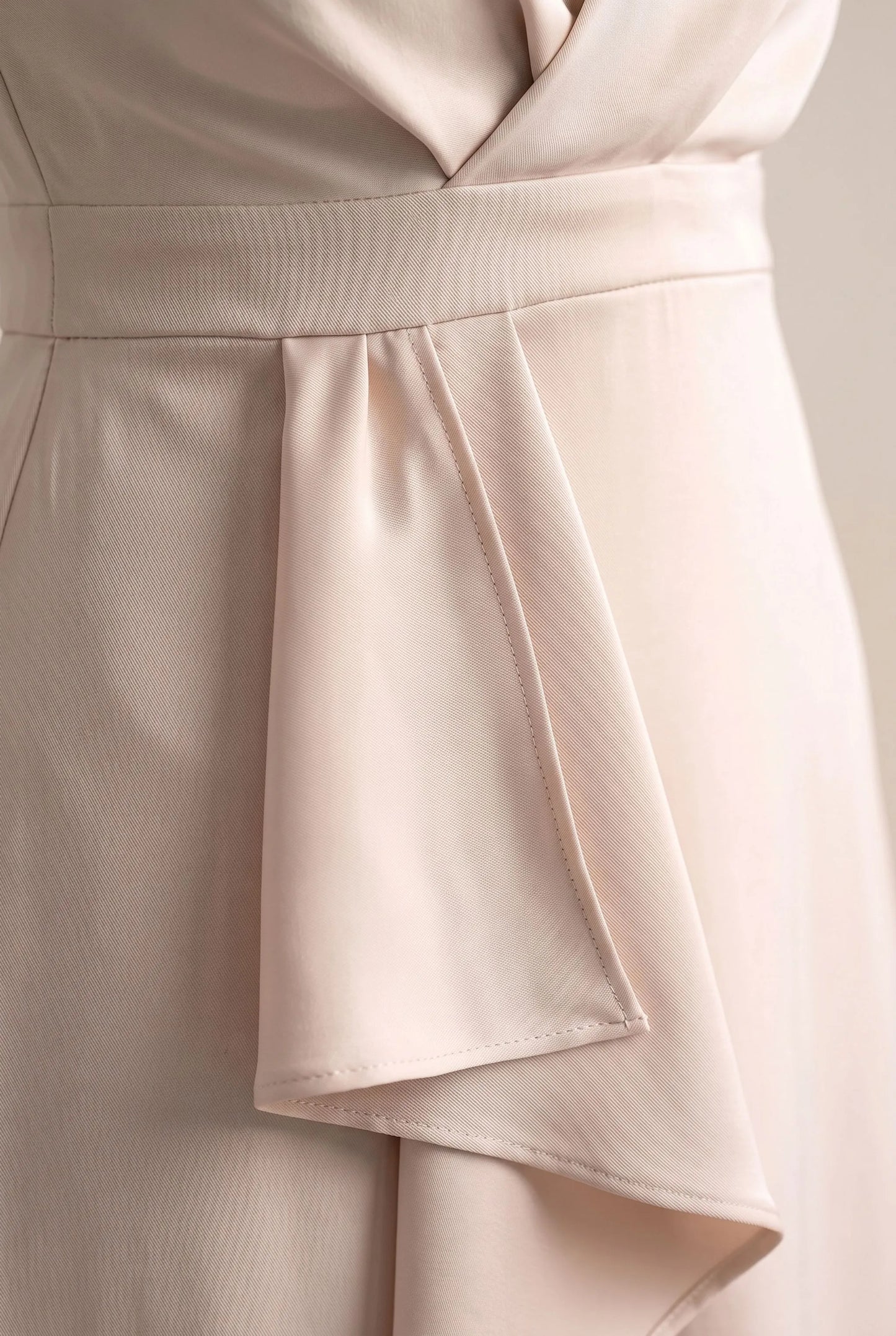 Drapia | Ärmelloses Midikleid Mit Asymmetrischem Saum