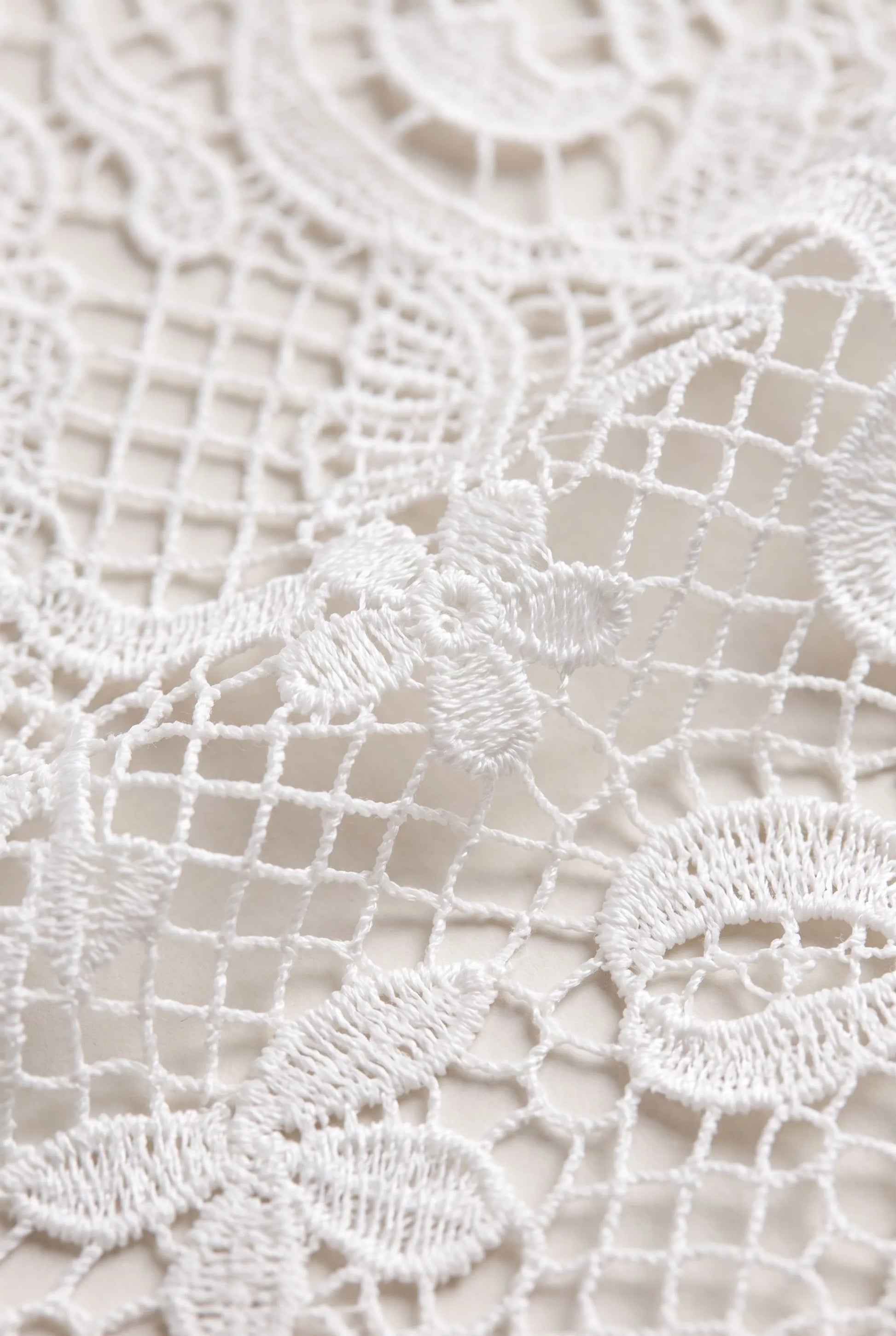 Elvyna | Figurbetontes Minikleid Mit Durchbrochenem Muster