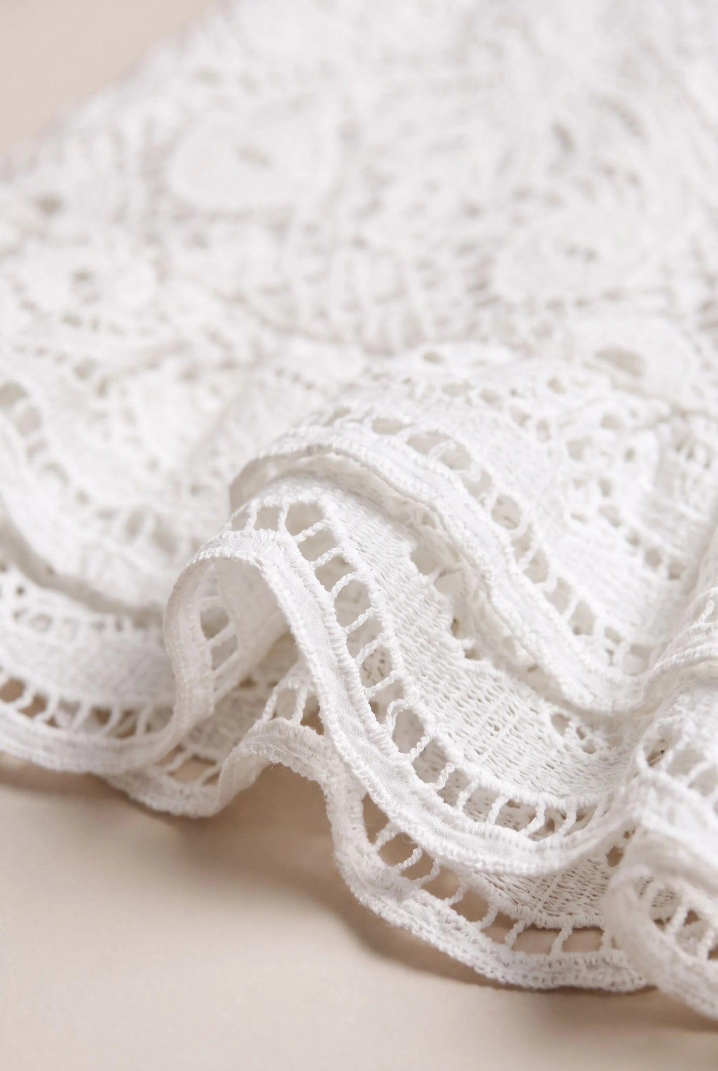 Elvyna | Figurbetontes Minikleid Mit Durchbrochenem Muster