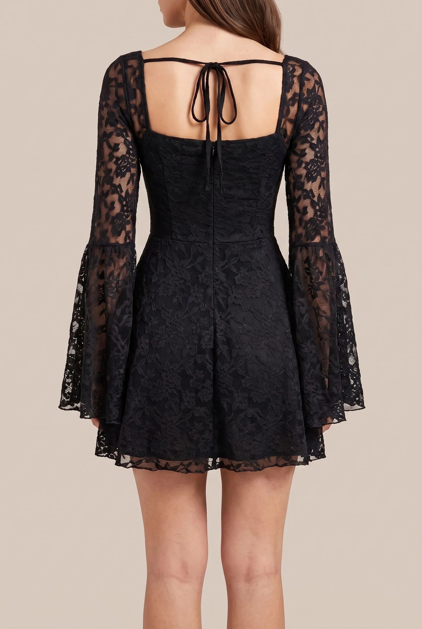 Evora | Schwarzes Minikleid Mit Trompetenärmeln