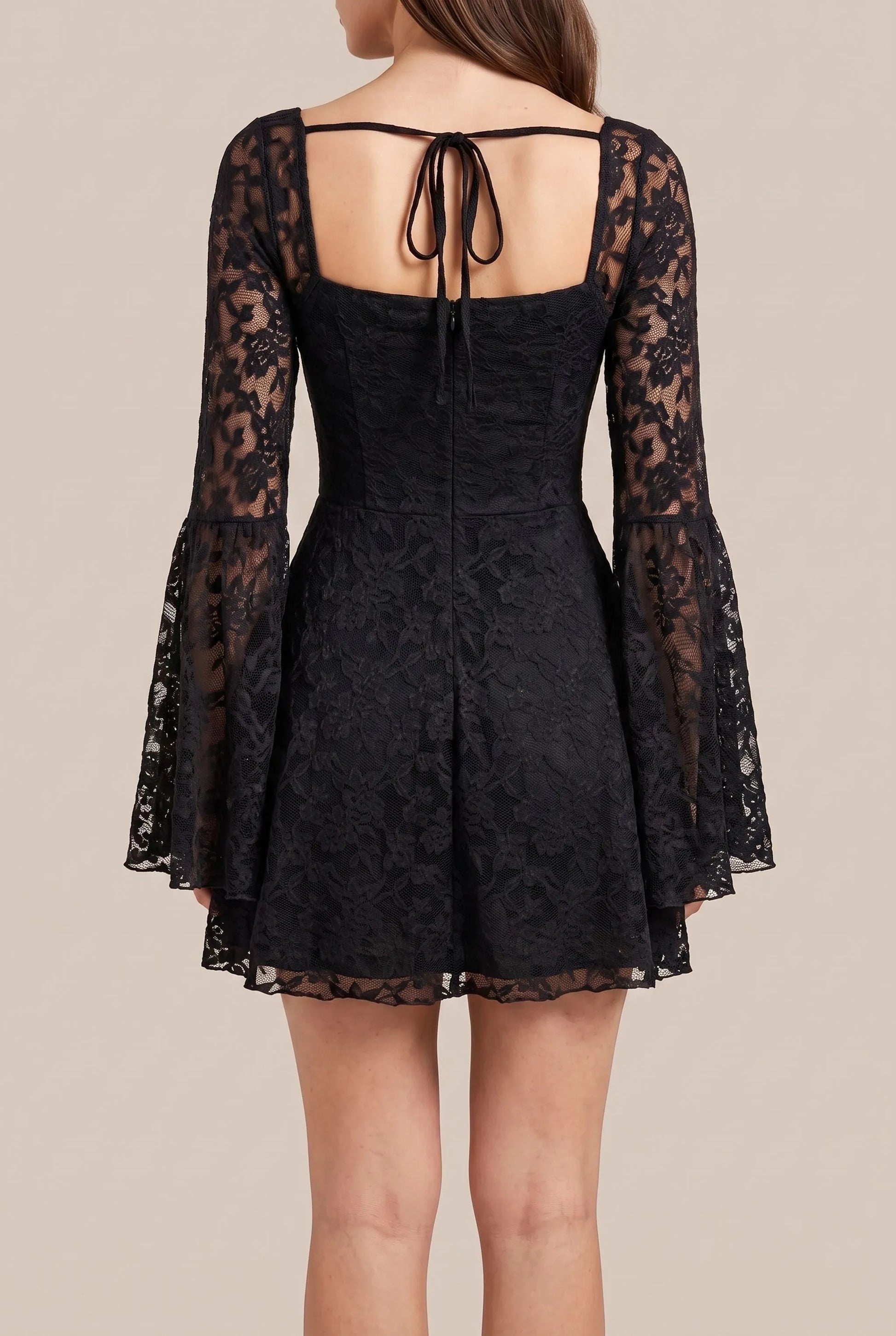 Evora | Schwarzes Minikleid Mit Trompetenärmeln