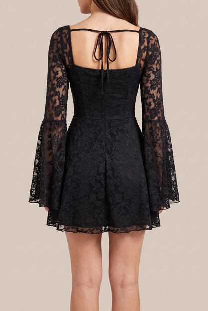 Evora | Schwarzes Minikleid Mit Trompetenärmeln
