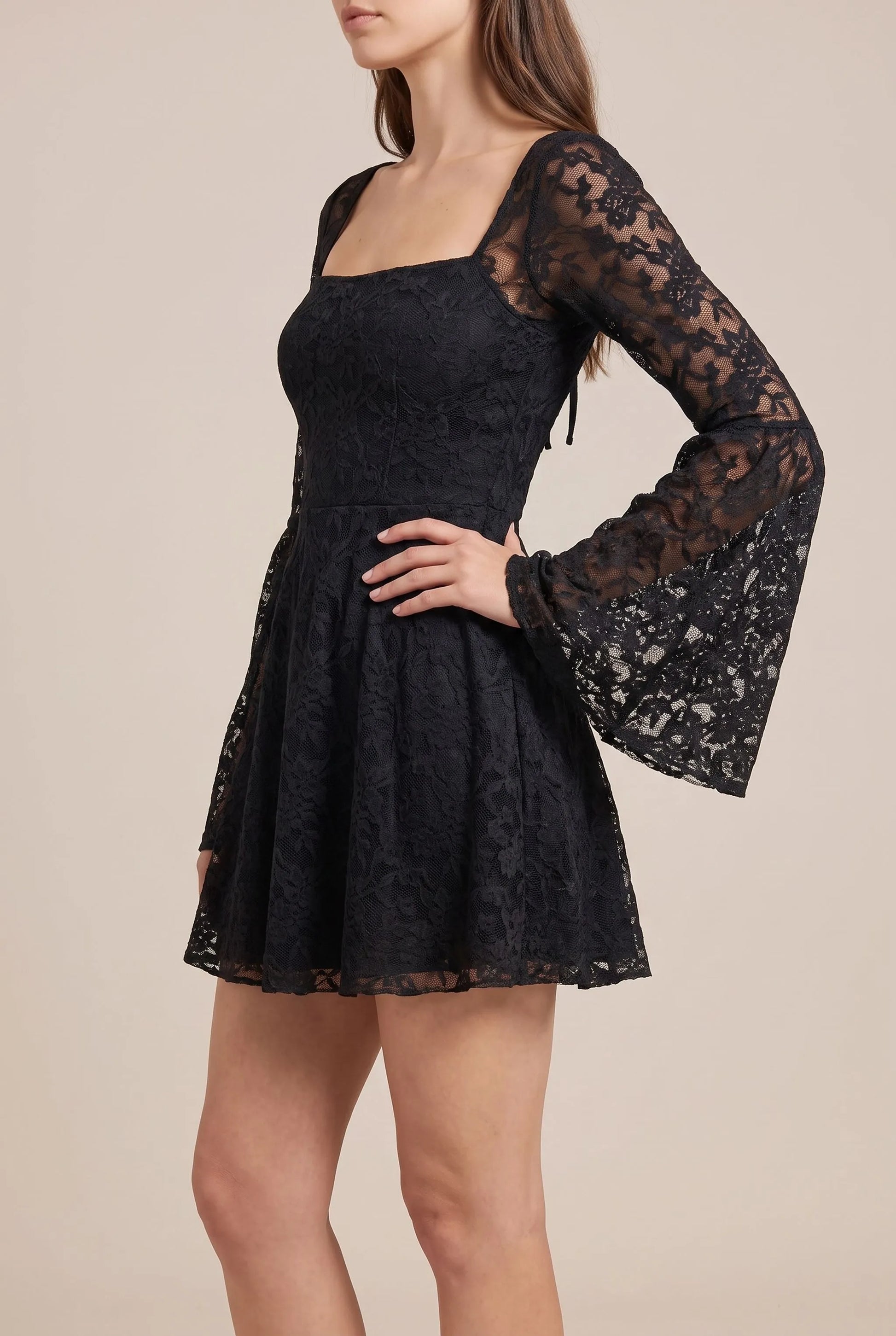 Evora | Schwarzes Minikleid Mit Trompetenärmeln
