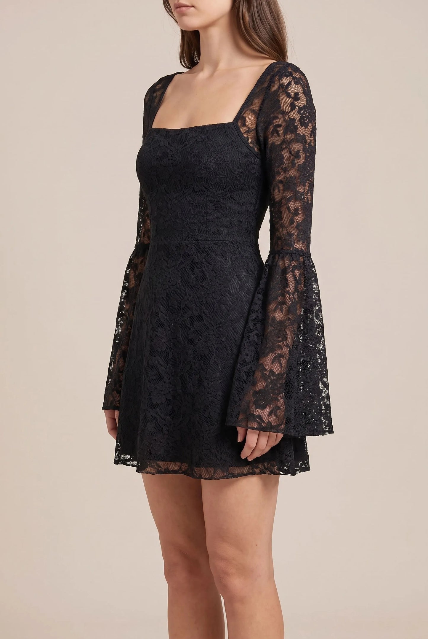 Evora | Schwarzes Minikleid Mit Trompetenärmeln