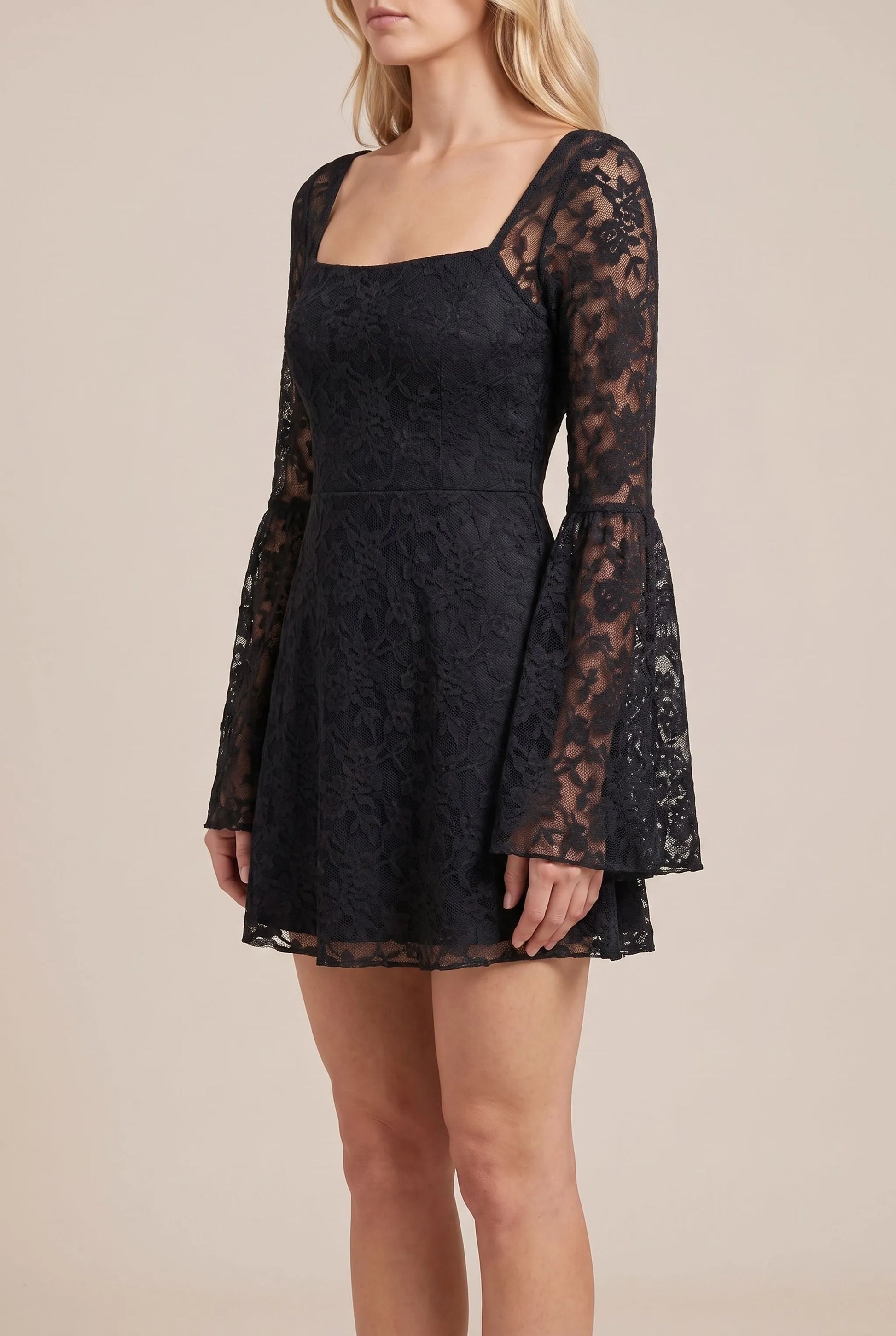 Evora | Schwarzes Minikleid Mit Trompetenärmeln