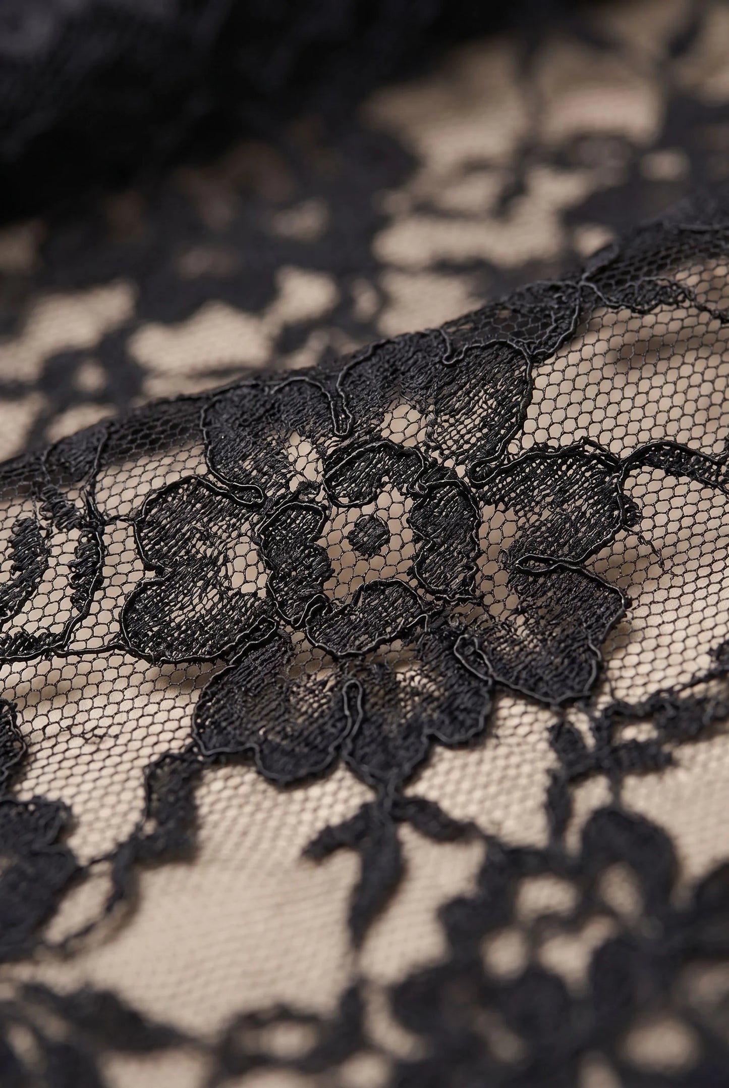 Evora | Schwarzes Minikleid Mit Trompetenärmeln