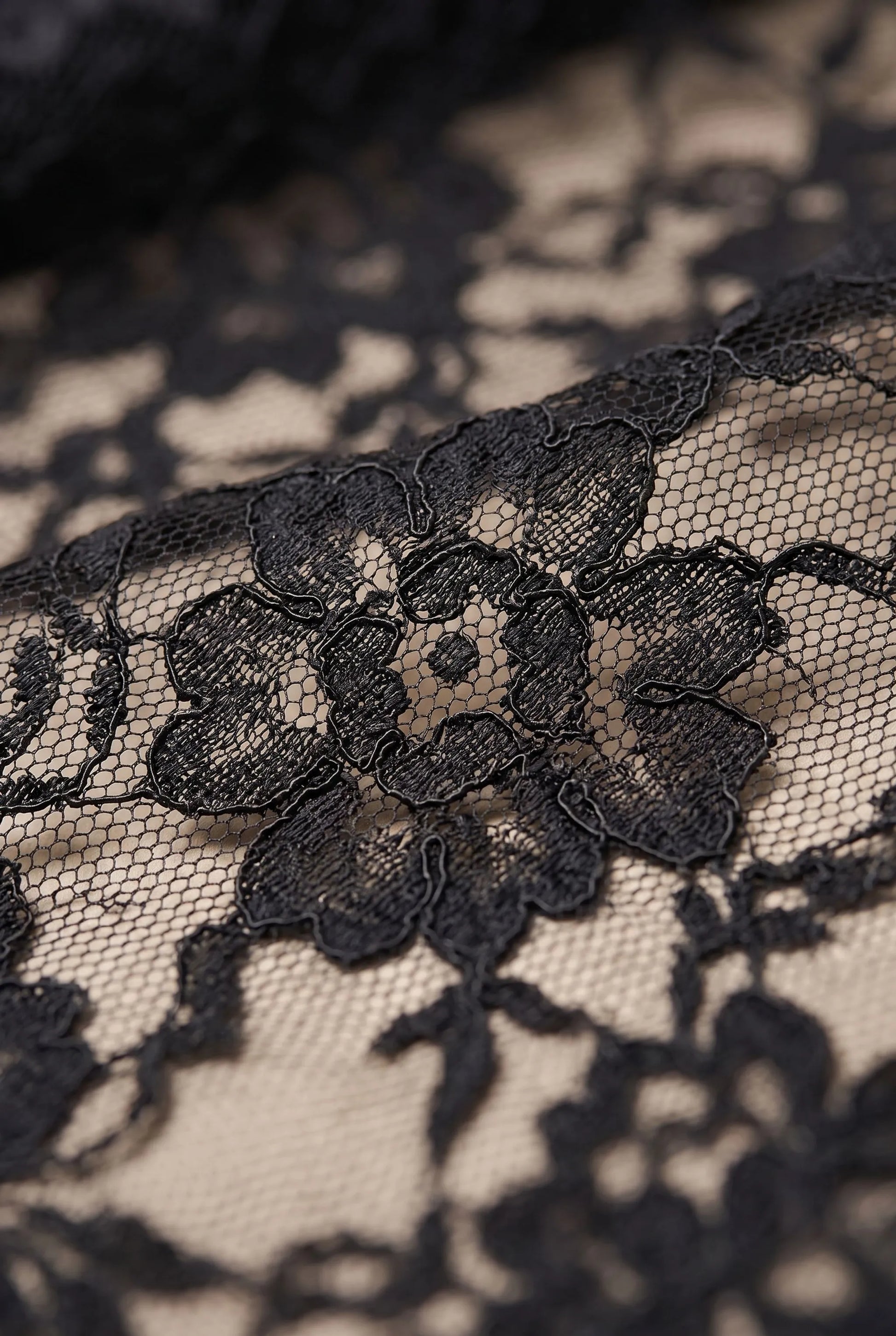 Evora | Schwarzes Minikleid Mit Trompetenärmeln