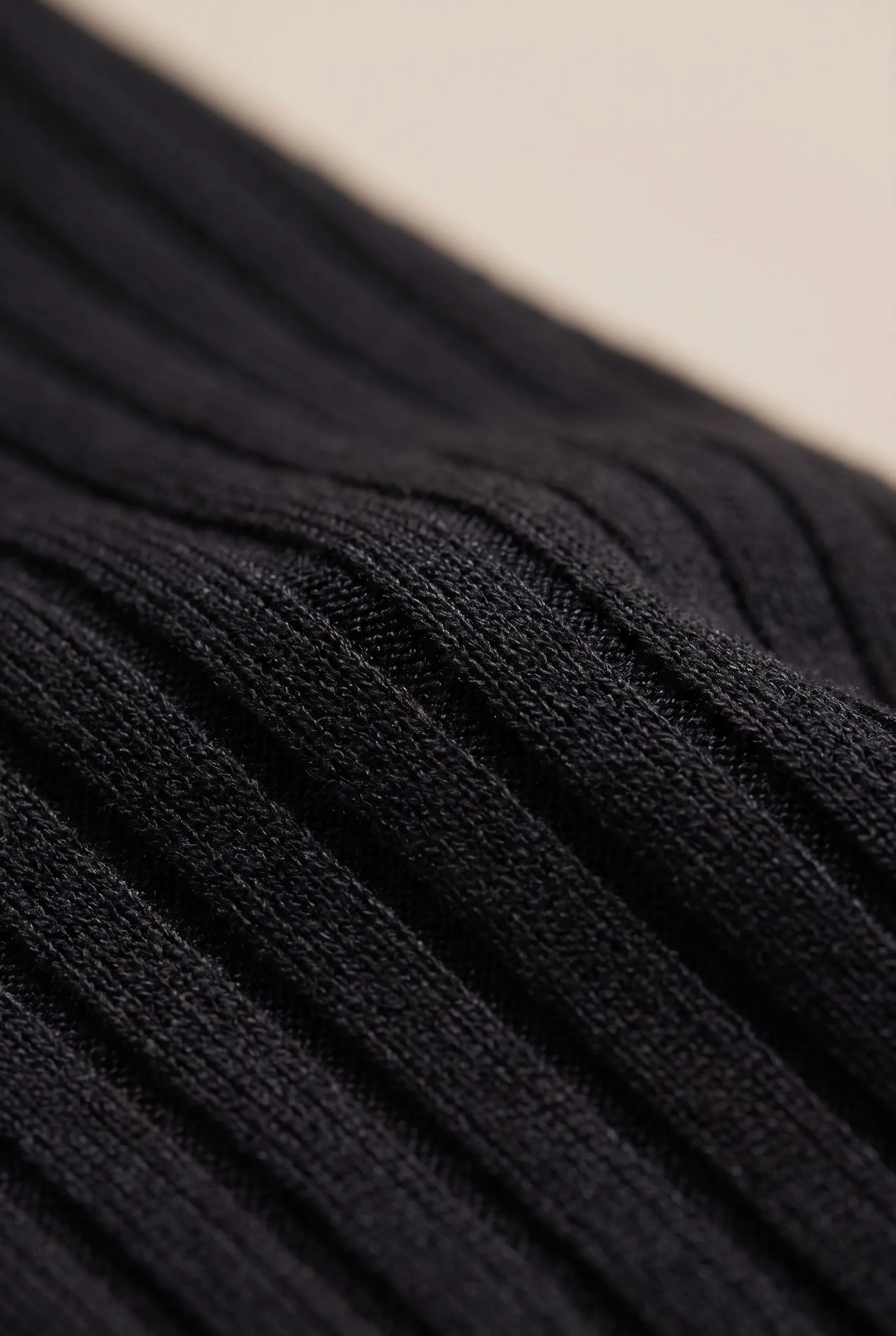 Evora | Schwarzes Minikleid Mit Trompetenärmeln