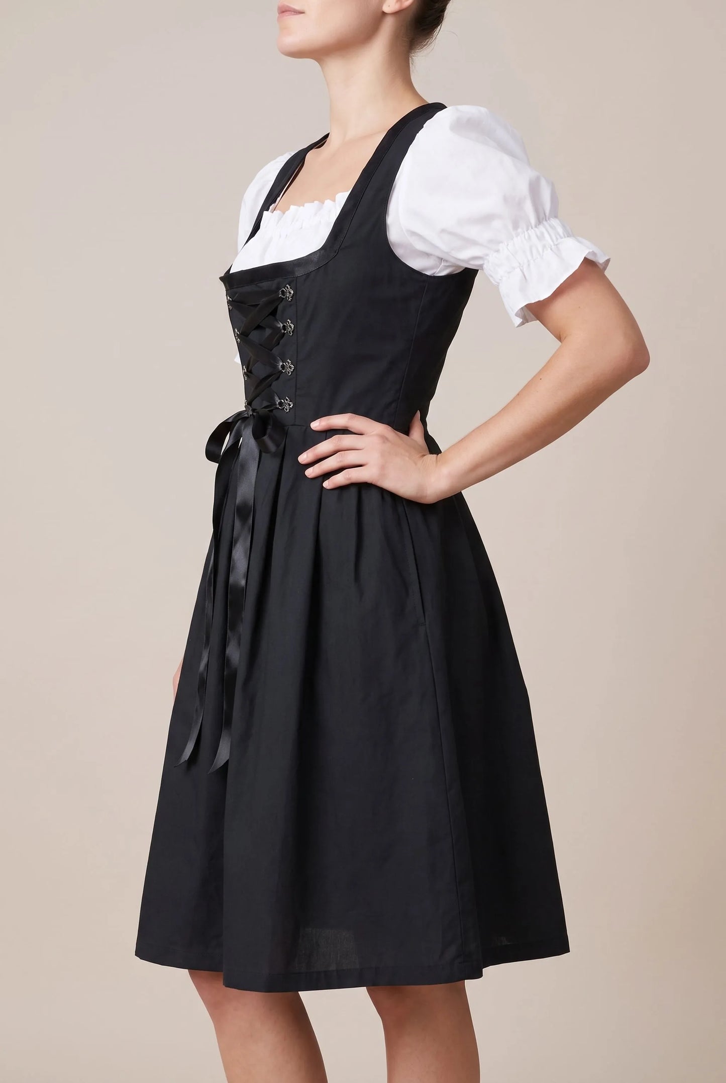 Festvia | Schwarzes Dirndl Im Retro-Stil