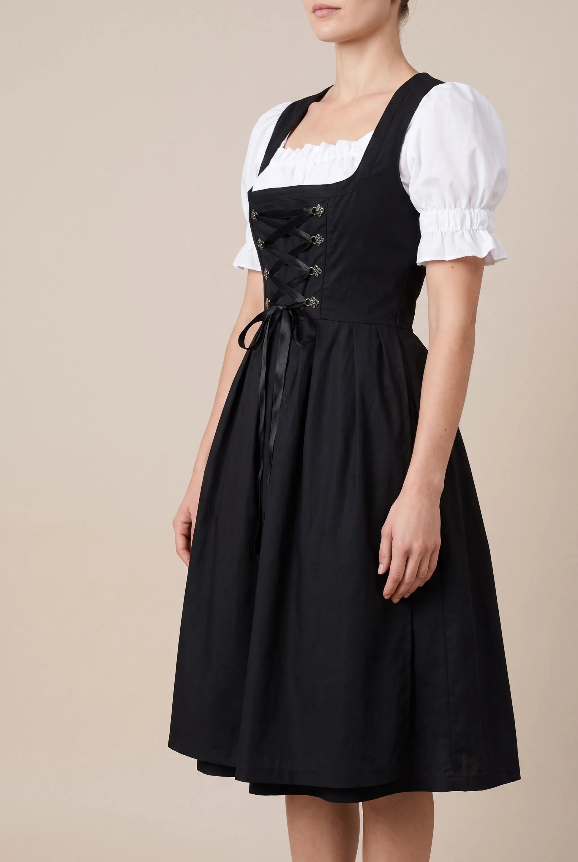 Festvia | Schwarzes Dirndl Im Retro-Stil
