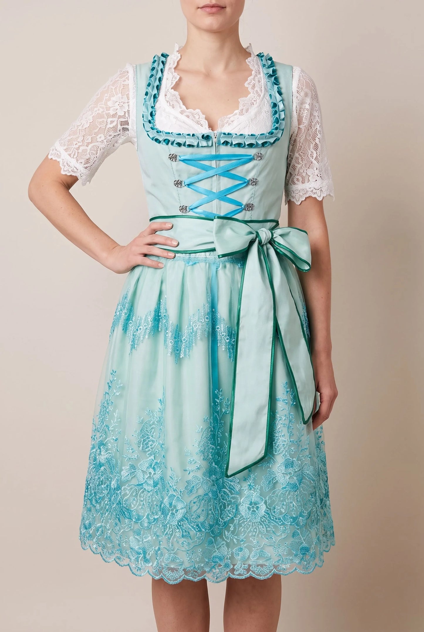 FloralBreeze | Traditionelles Dirndl Mit Floraler Schürze