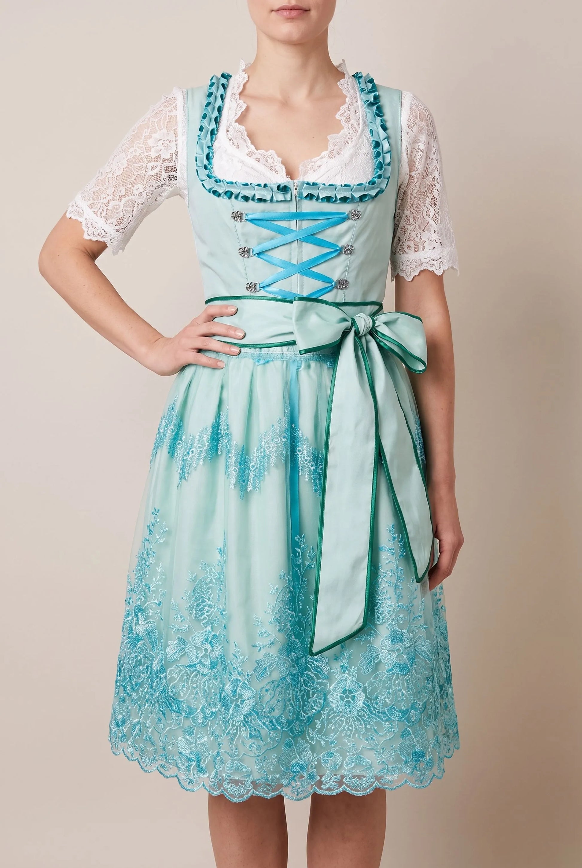 FloralBreeze | Traditionelles Dirndl Mit Floraler Schürze