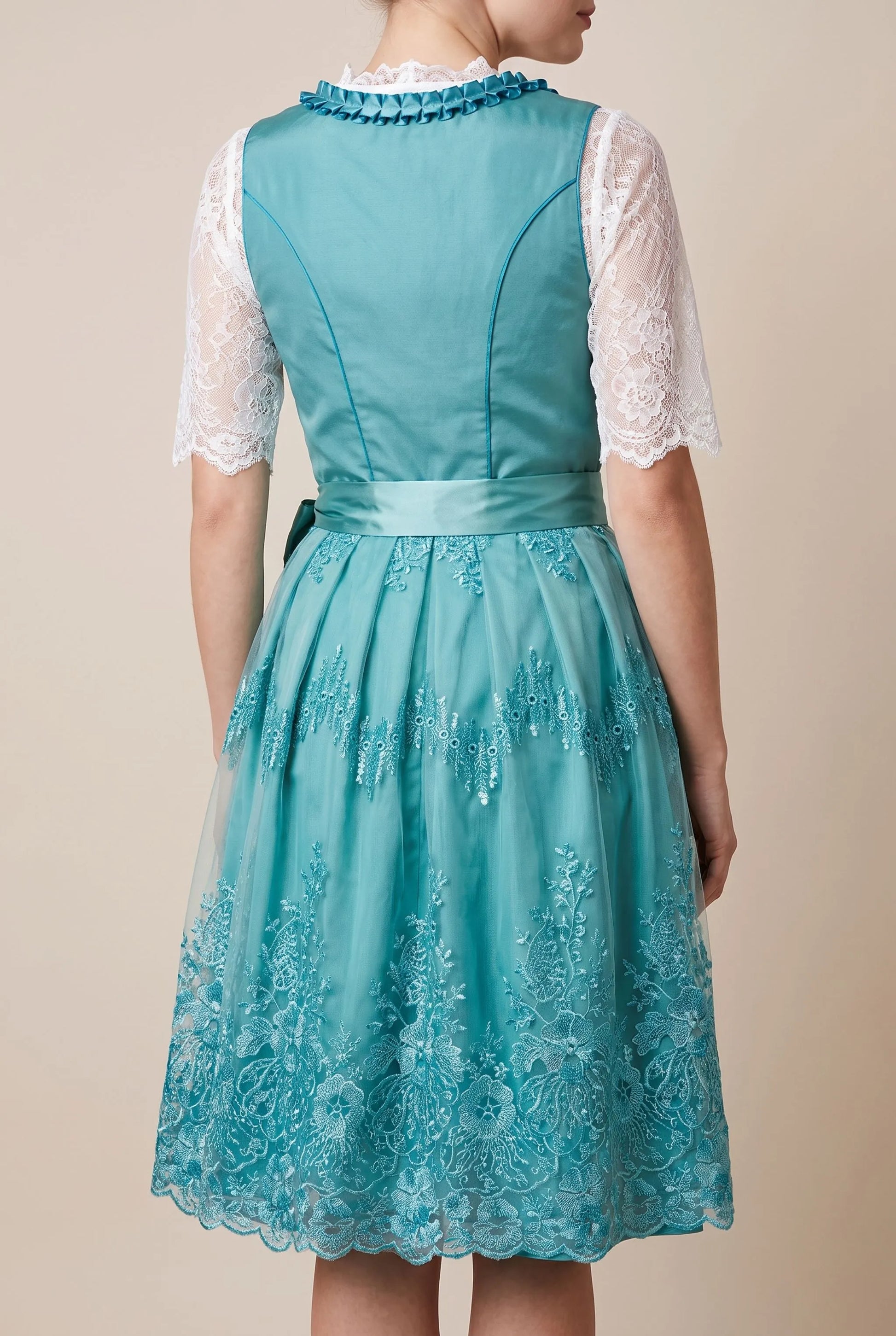 FloralBreeze | Traditionelles Dirndl Mit Floraler Schürze