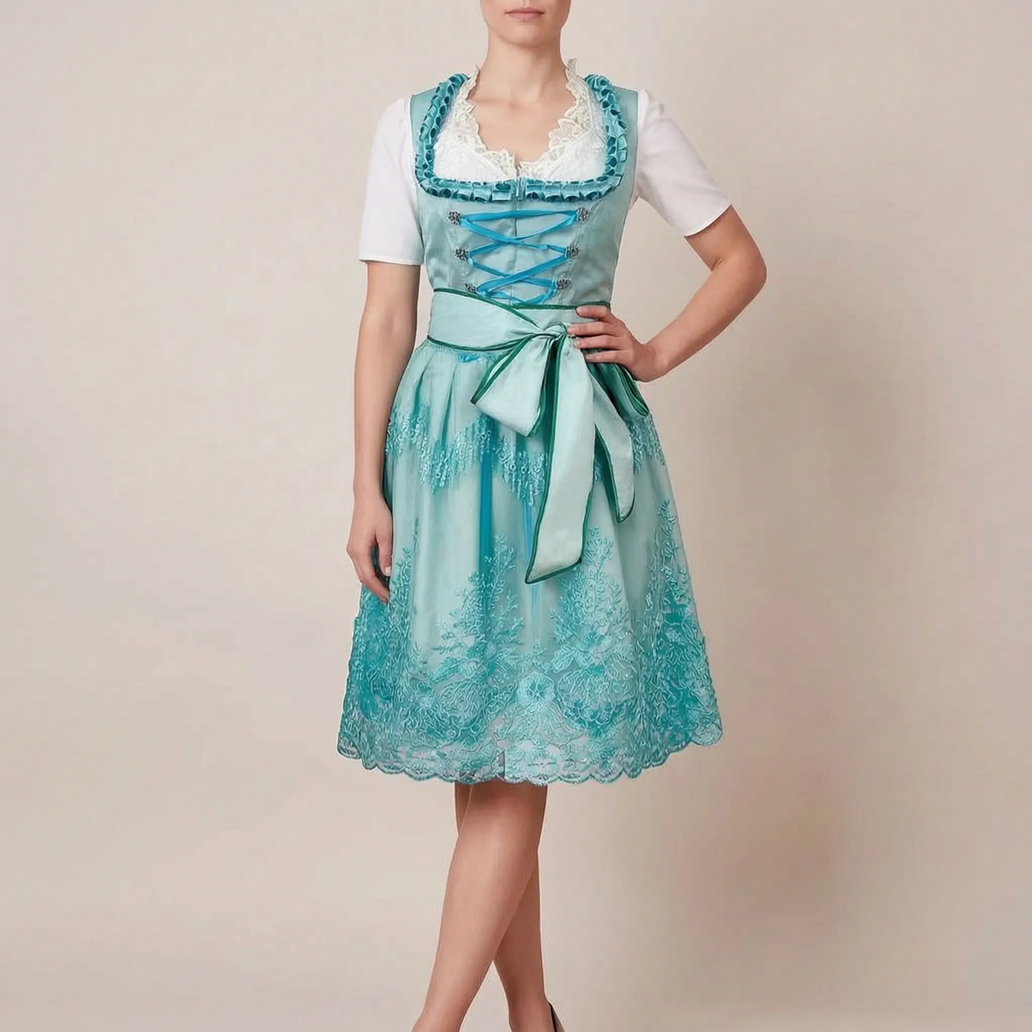 FloralBreeze | Traditionelles Dirndl Mit Floraler Schürze