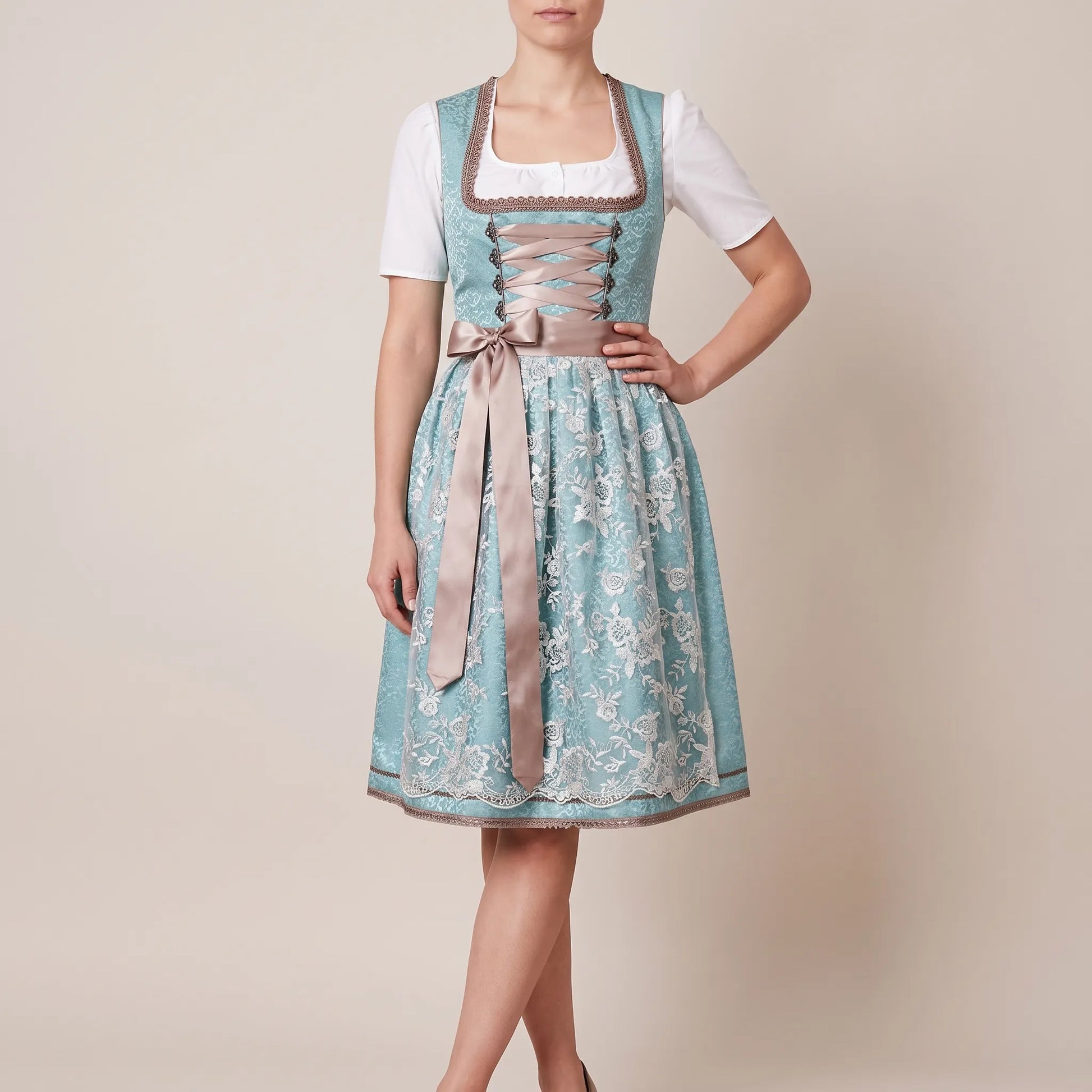 FloralBreeze | Traditionelles Dirndl Mit Floraler Schürze