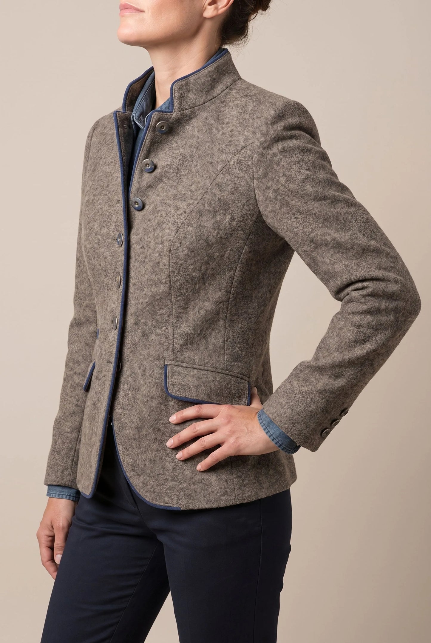 Melangia | Taillierter Grauer Damenblazer Mit Kontraststreifen