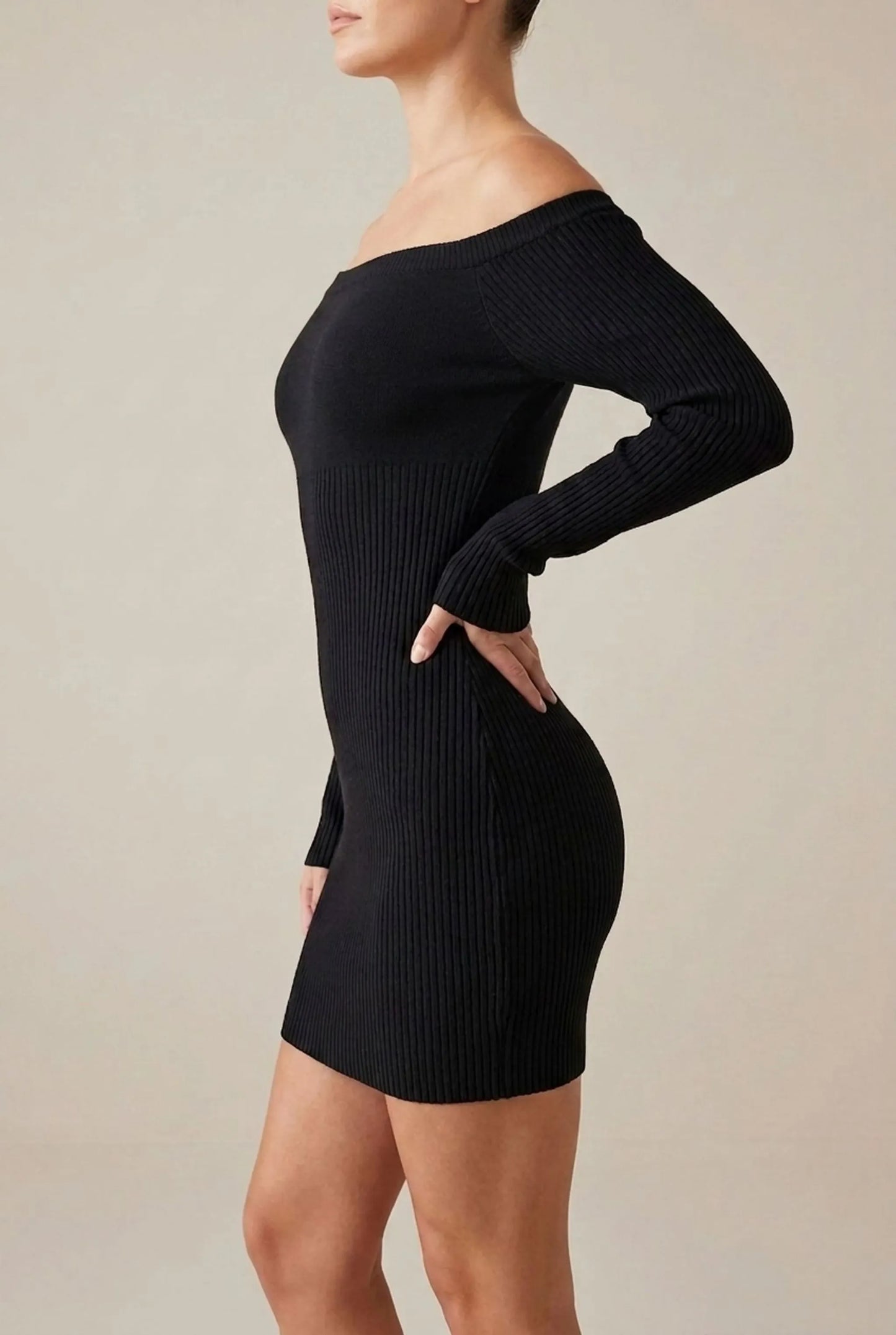 Meryna | Figurbetontes Off-Shoulder Strickkleid Kurz
