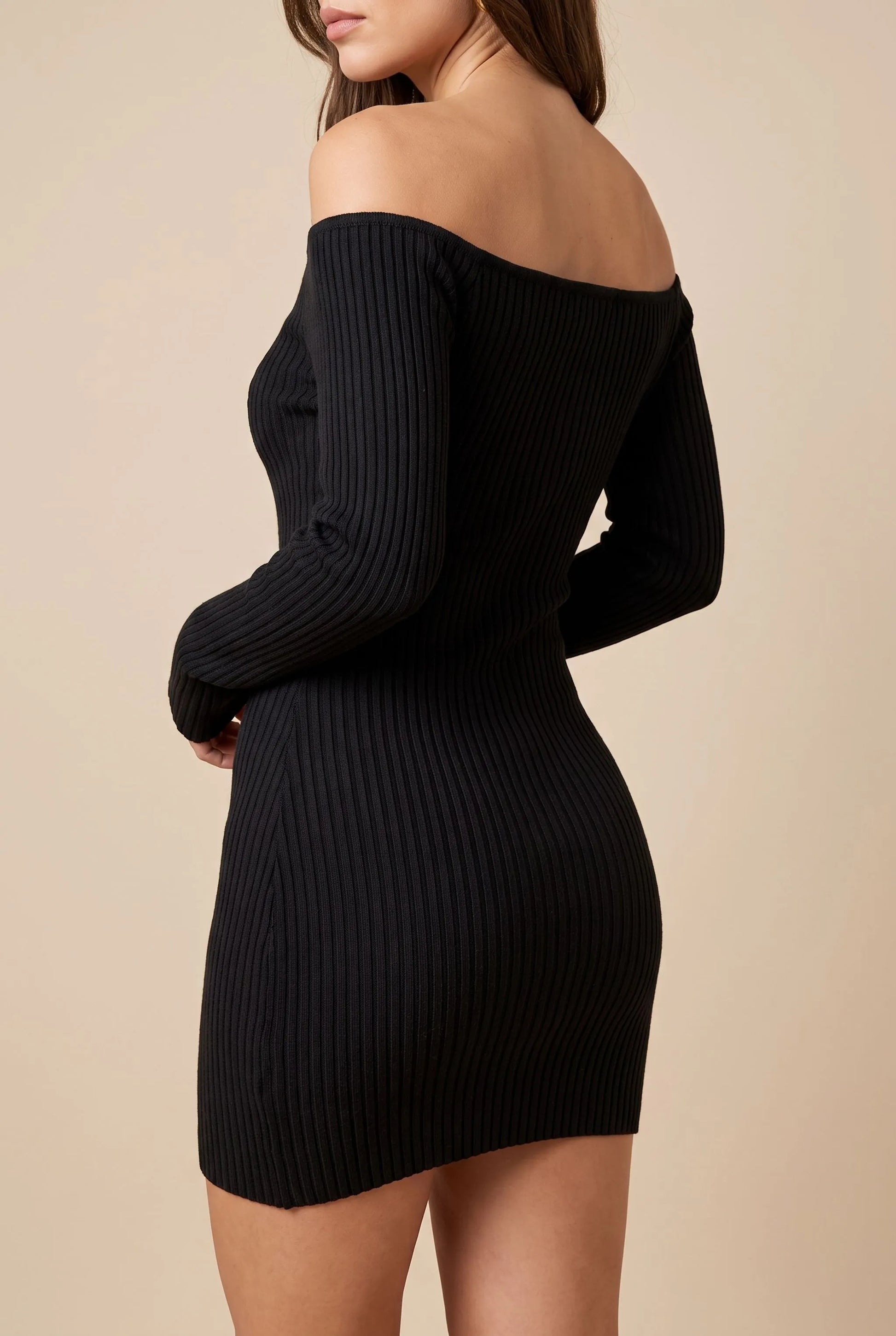 Meryna | Figurbetontes Off-Shoulder Strickkleid Kurz