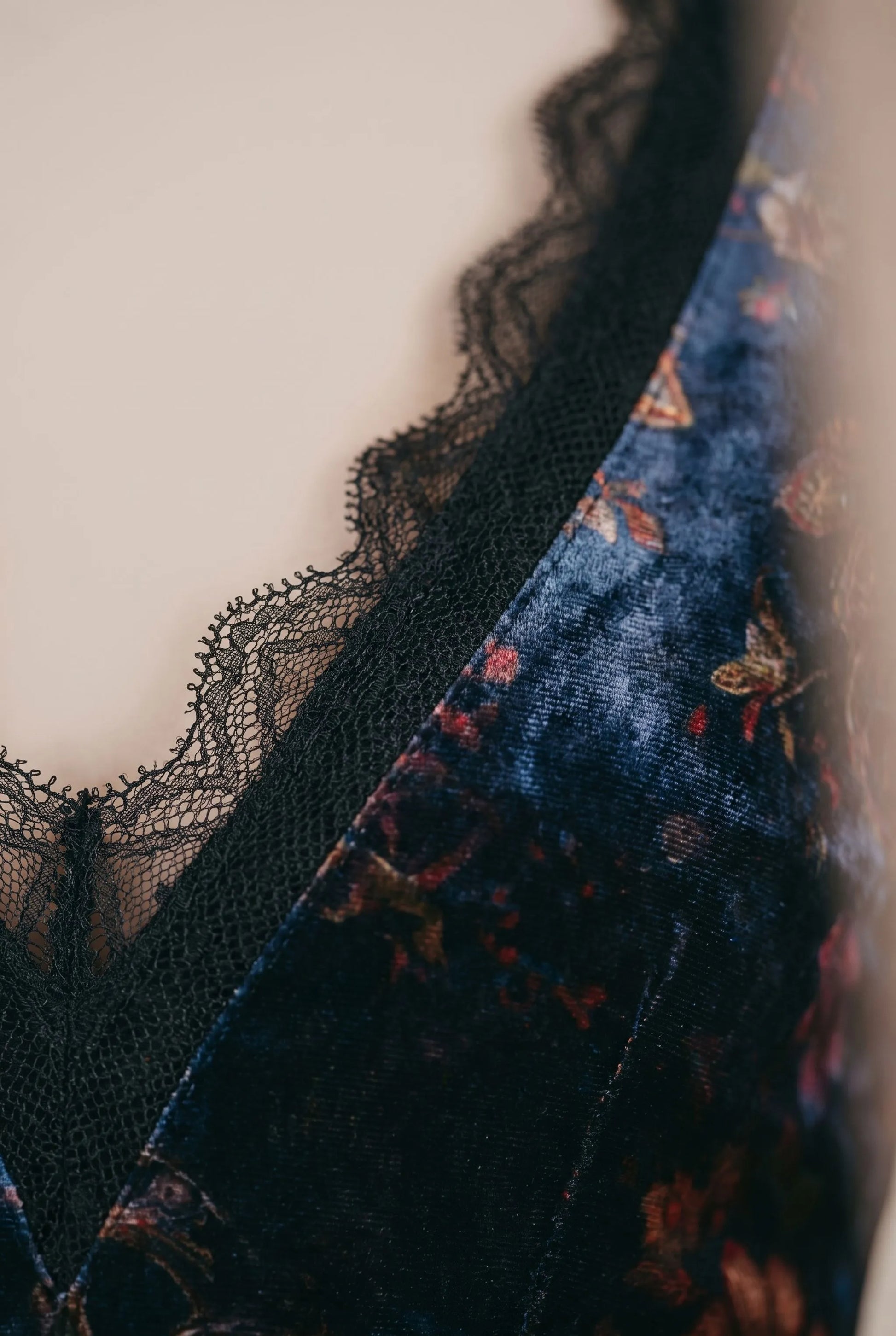 Mystira | Kurzes Abendkleid Mit Blumenmuster