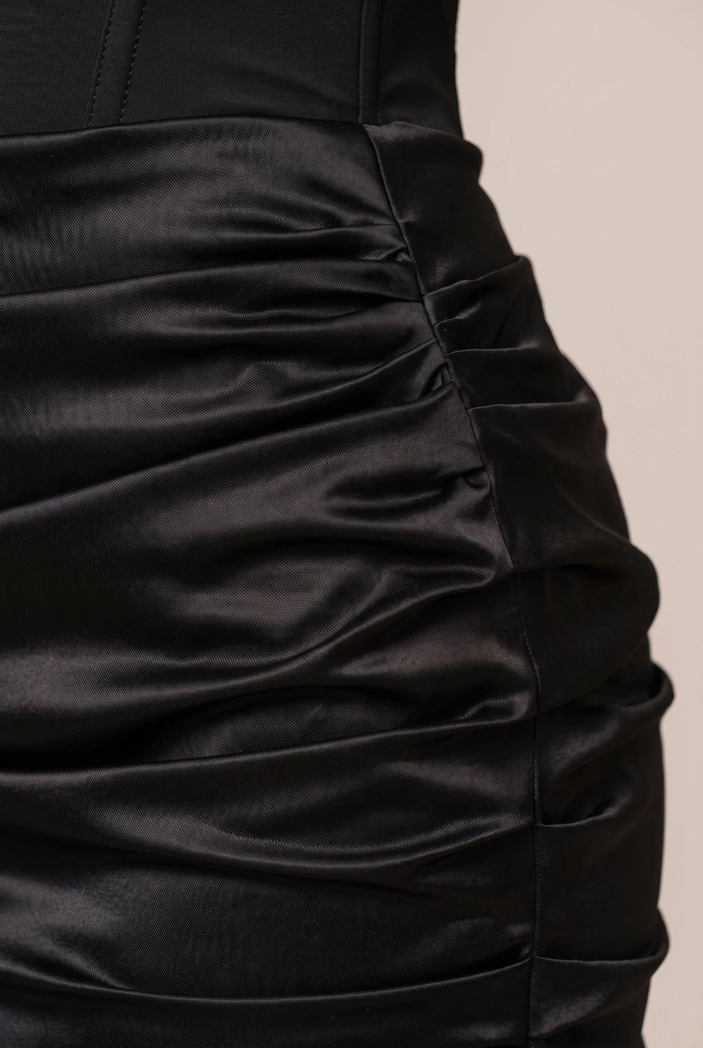 Nitegal | Eng Anliegendes Schwarzes Minikleid