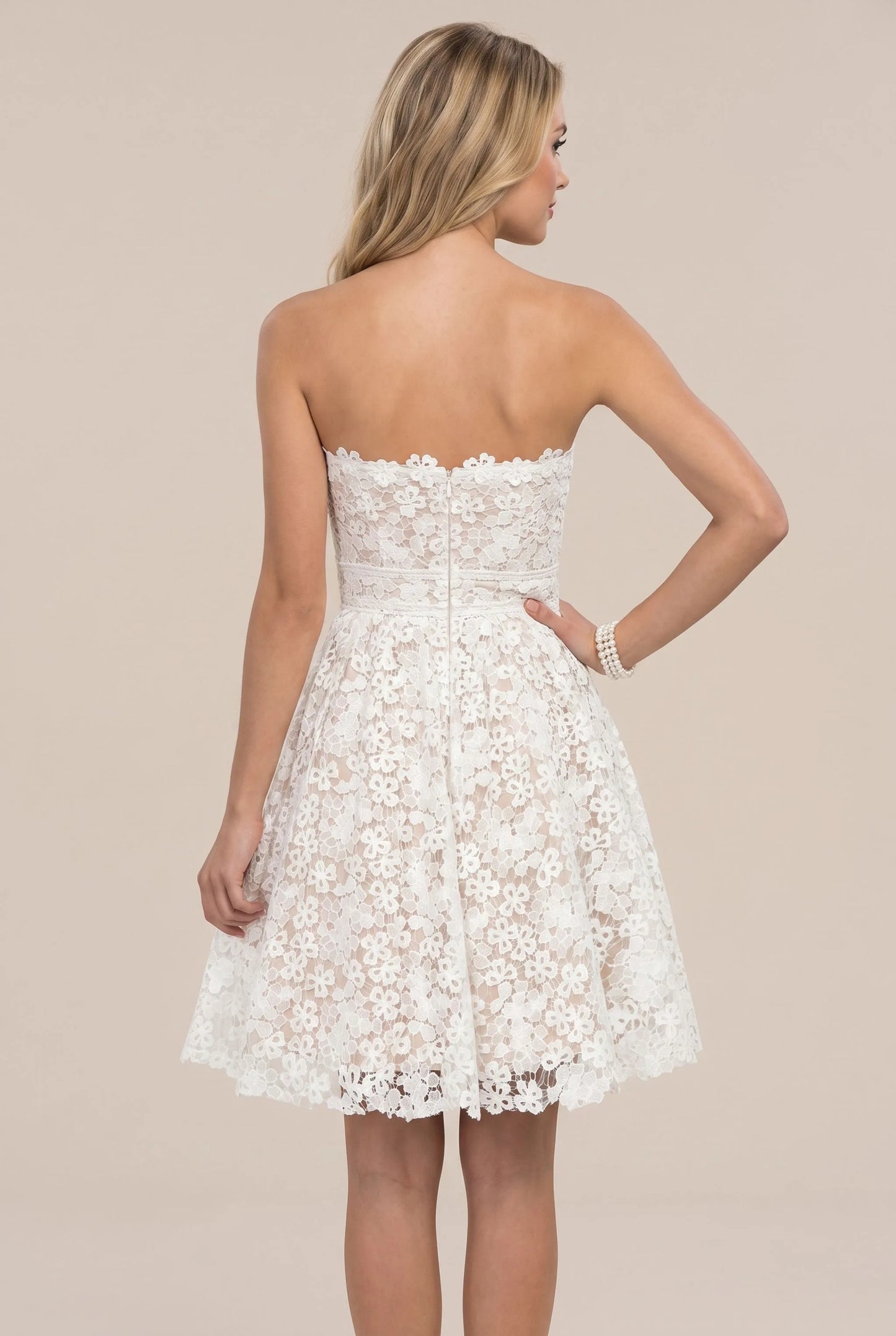 Novalia | Kurzes Trägerloses Kleid Mit Floralem Muster
