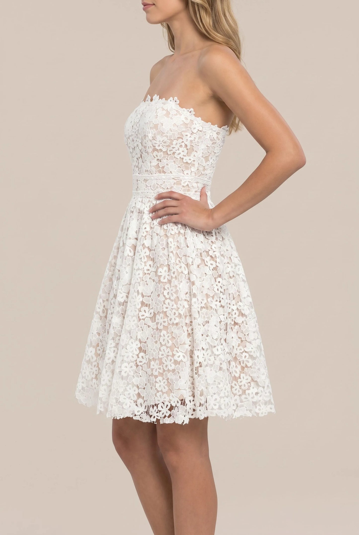 Novalia | Kurzes Trägerloses Kleid Mit Floralem Muster