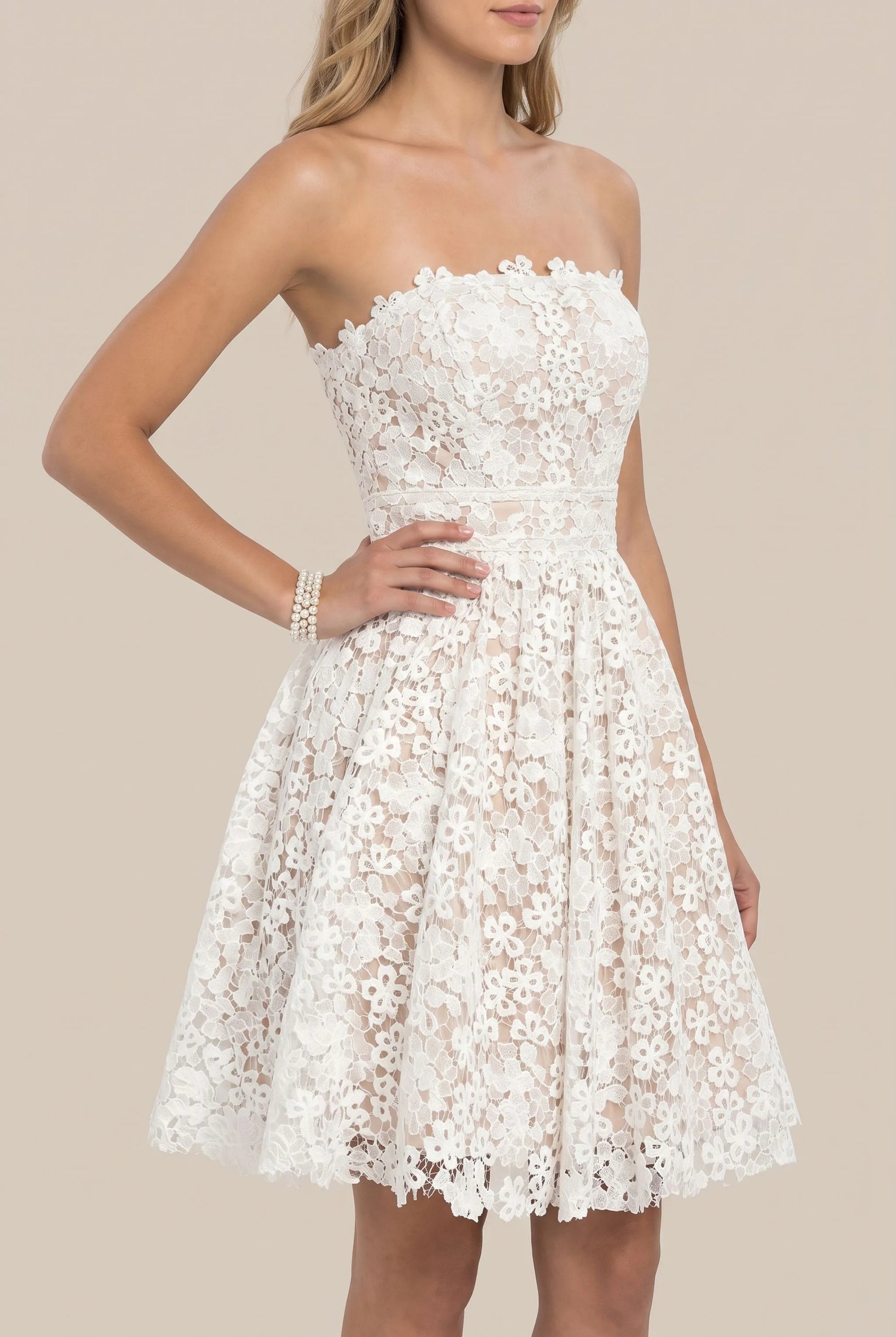 Novalia | Kurzes Trägerloses Kleid Mit Floralem Muster