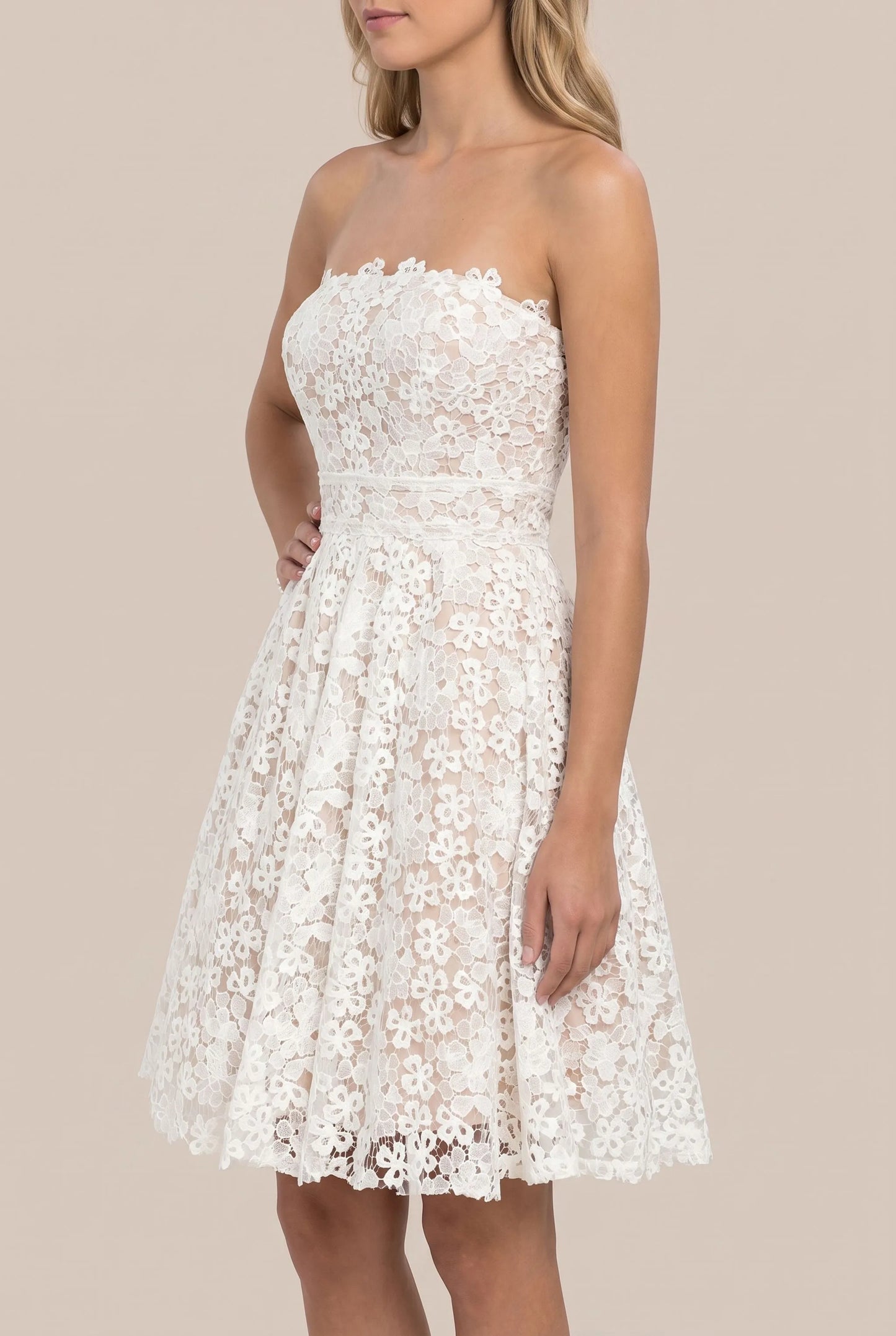 Novalia | Kurzes Trägerloses Kleid Mit Floralem Muster