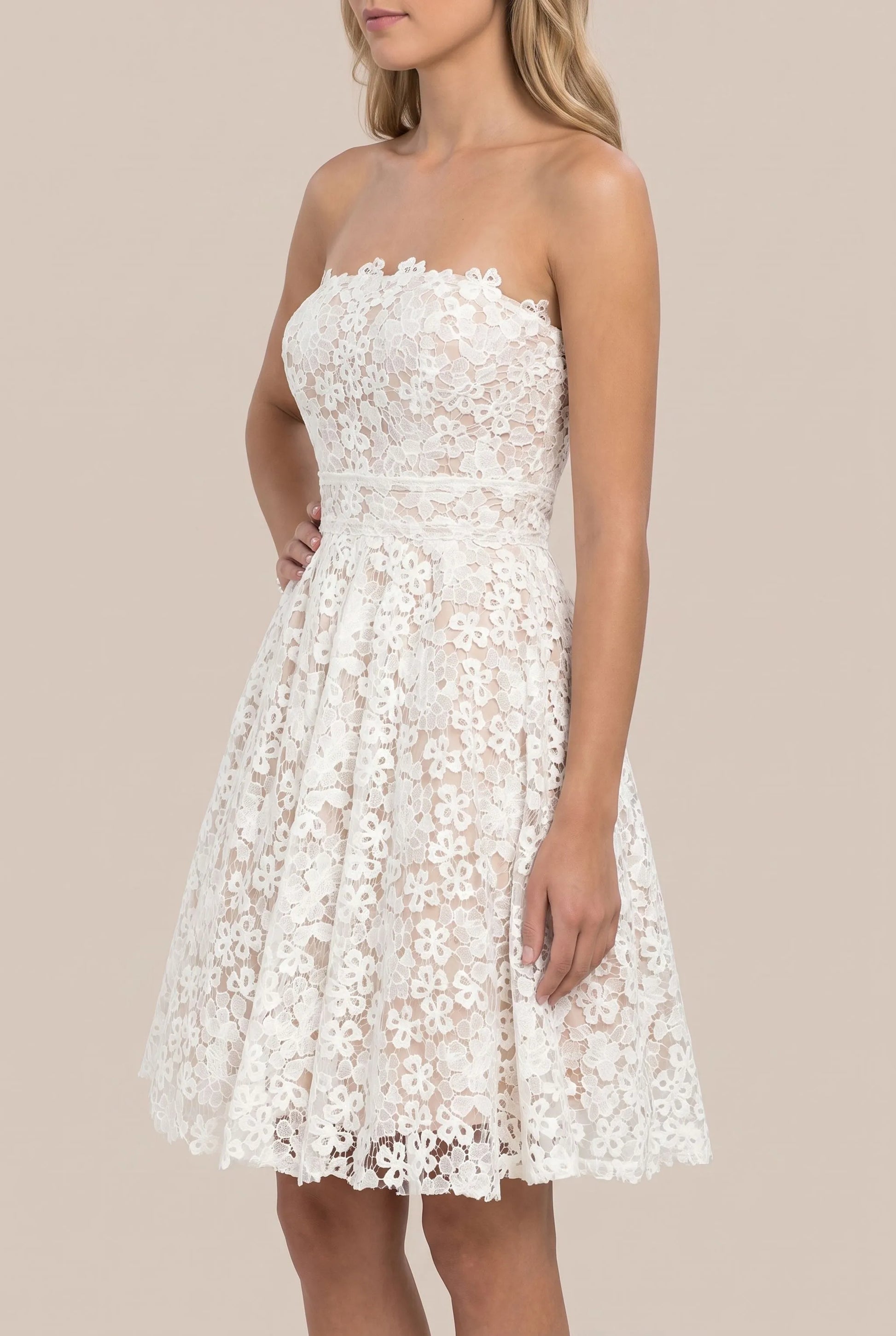 Novalia | Kurzes Trägerloses Kleid Mit Floralem Muster