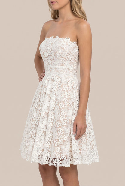 Novalia | Kurzes Trägerloses Kleid Mit Floralem Muster