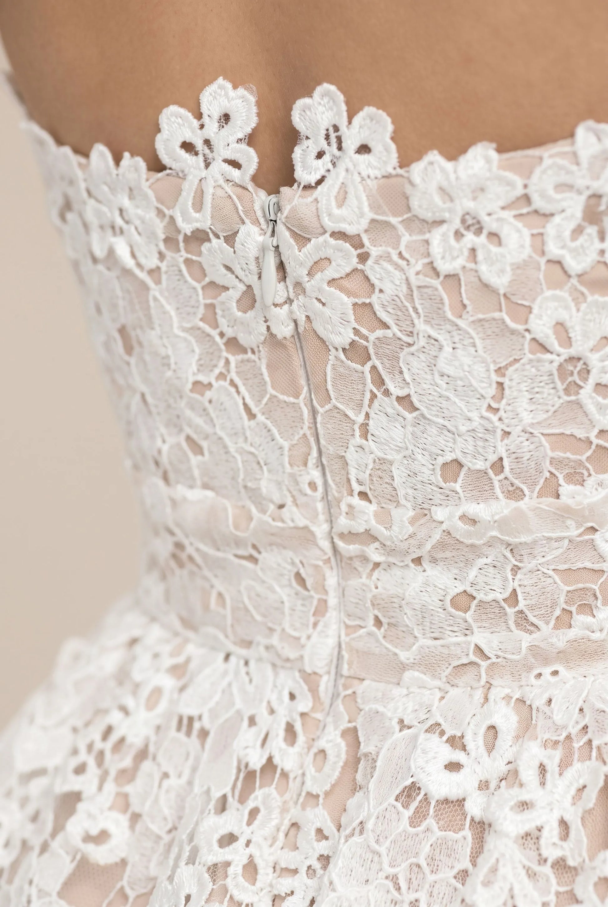 Novalia | Kurzes Trägerloses Kleid Mit Floralem Muster
