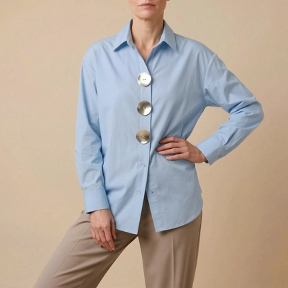 OversizeBlouse | Hellblaue Damenbluse Mit Statement-Knöpfen
