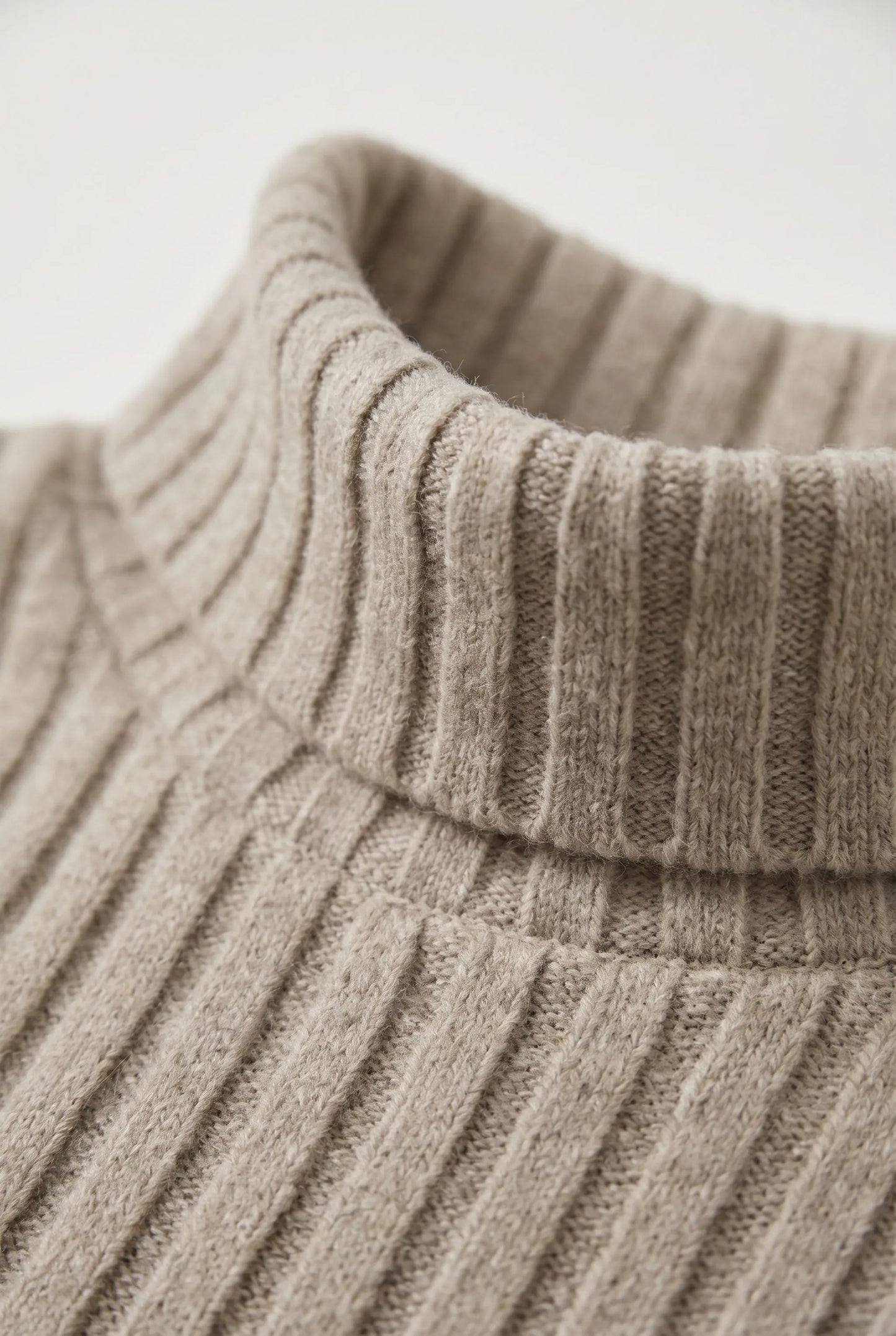 Ruvelia | Körperbetontes Rollkragen Strickkleid Für Damen