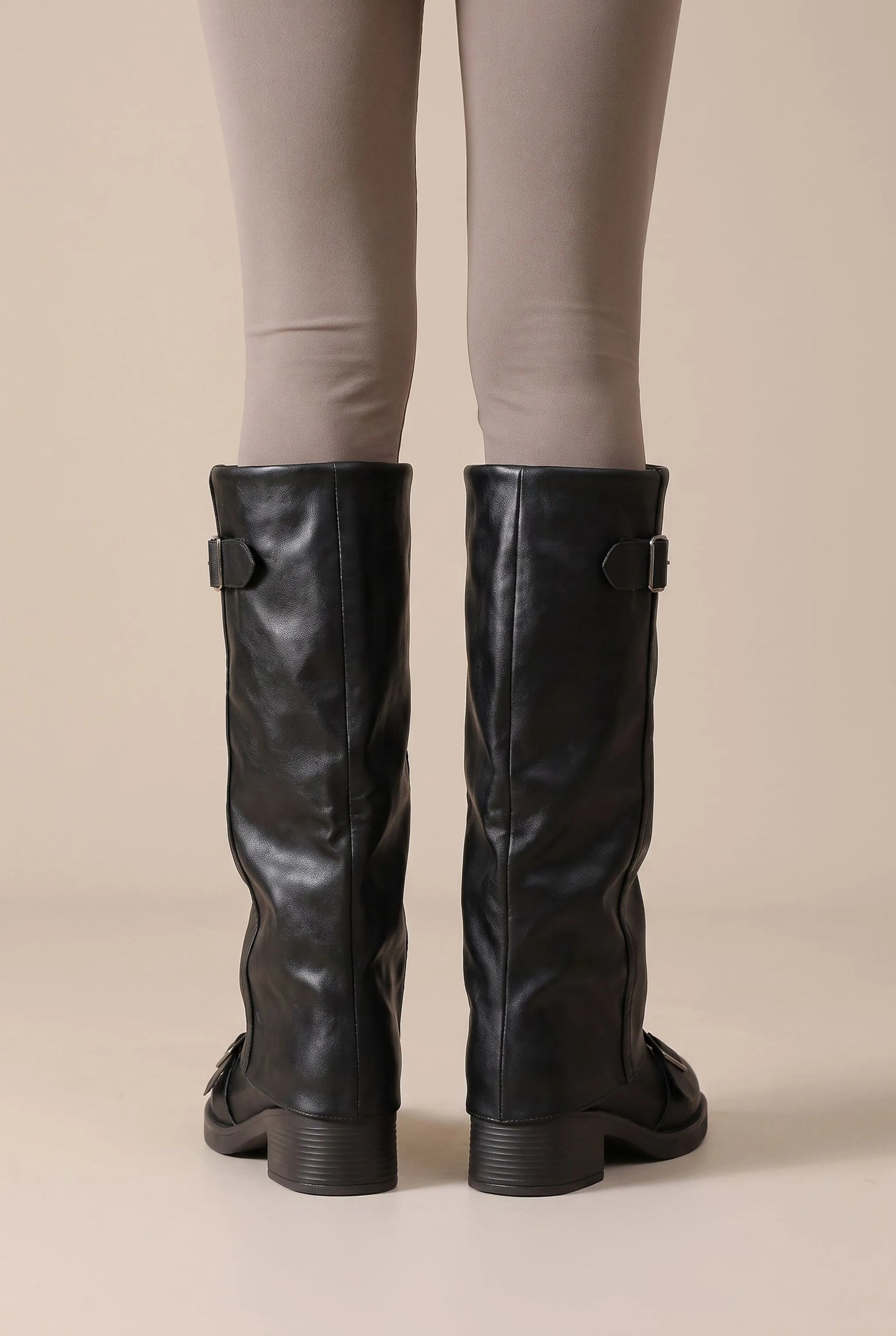 Straptoe | Braune Damenstiefel Mit Markanten Schnallendetails