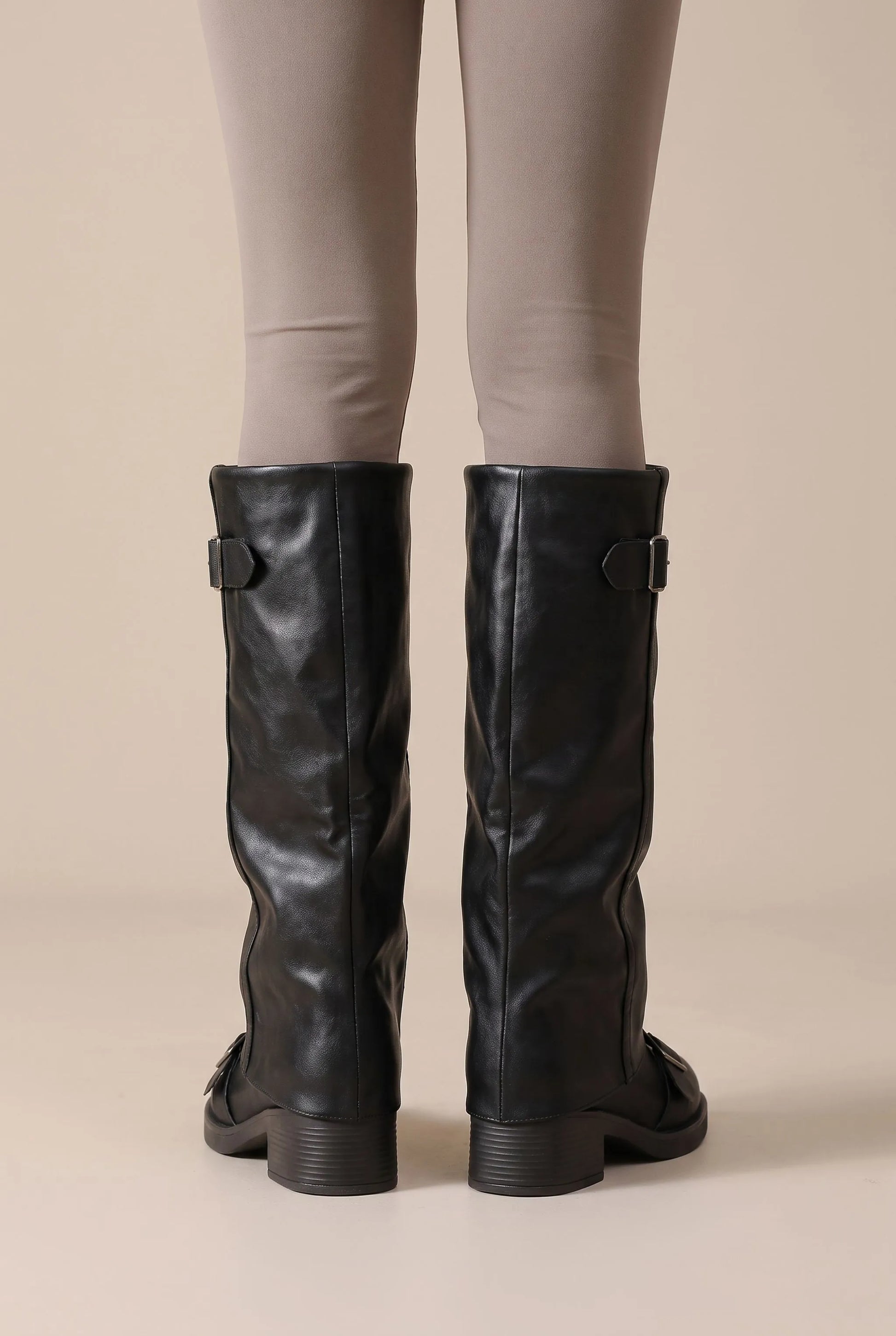 Straptoe | Braune Damenstiefel Mit Markanten Schnallendetails